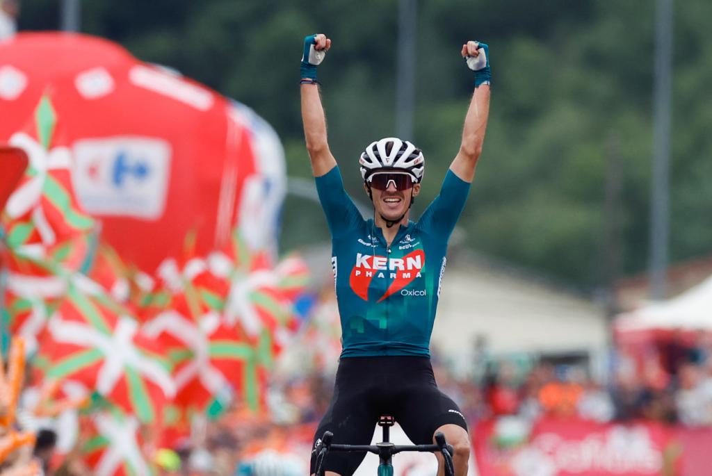 El ciclista Kern Pharma Urko Berrade celebra una victoria en el escenario en el último regreso a España.