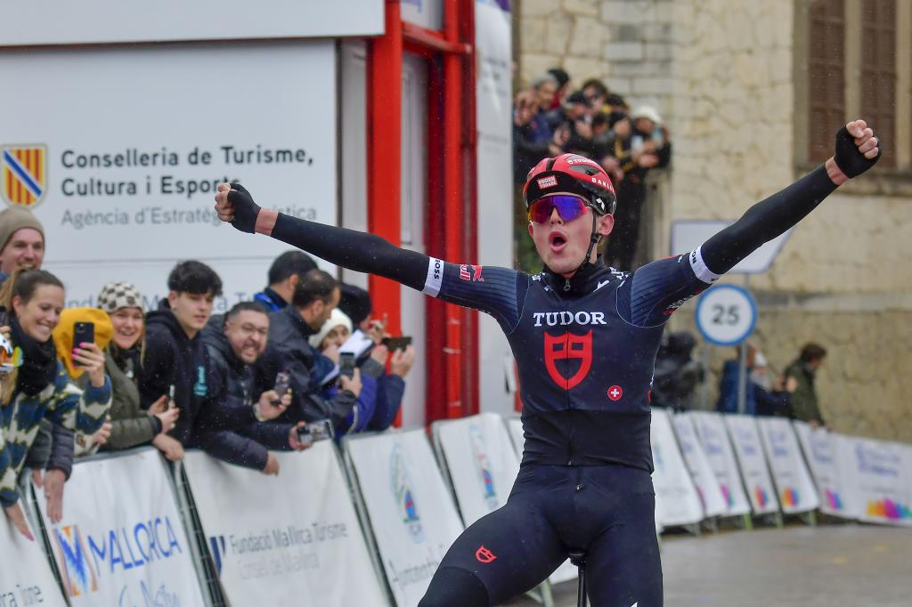 El ciclista del equipo Tudor Florian Stork celebra el triunfo de la tercera prueba del Trofeo Trera Trera.