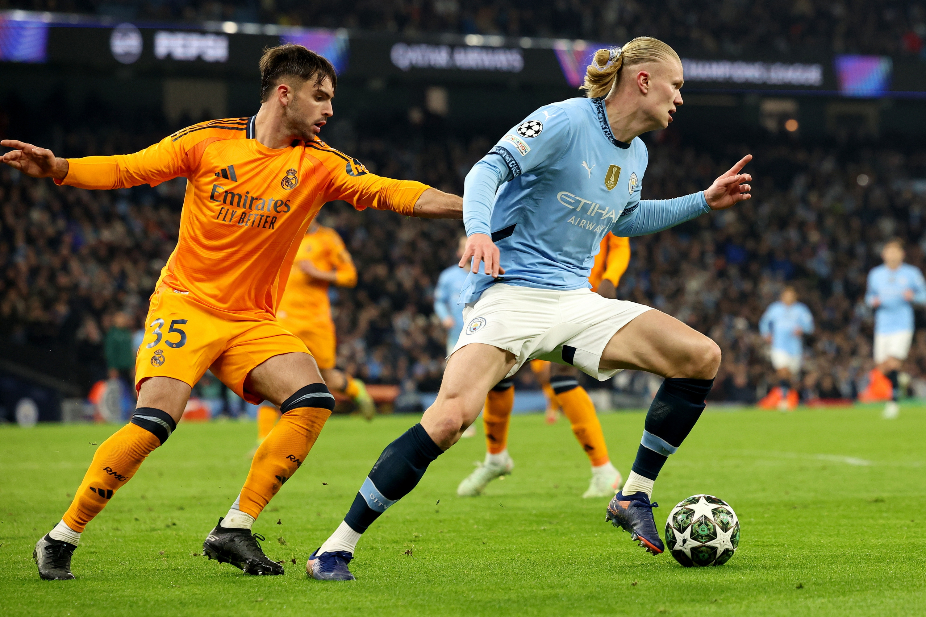 Erling Haaland y Raúl Asencio en el Etihad