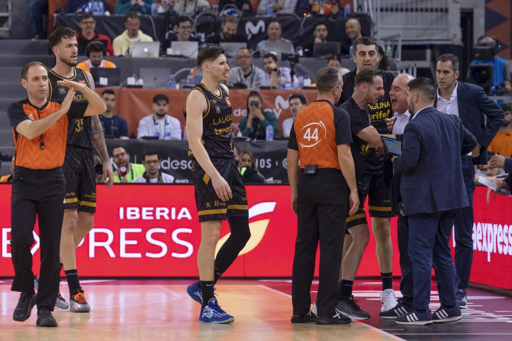 Las Palmas de Gran ‍Canaria,​ 02/02/2025.- The coach of Laguna Tenerife Txus virrodeta (3D) is‍ sanctioned by the ​protests during the quarterfinal match of the Copa del Rey de Basketball that Laguna Tenerife and Barça disputes this Thursday In the Gran Canaria Arena. ⁤EFE/Quique​ Curbelo