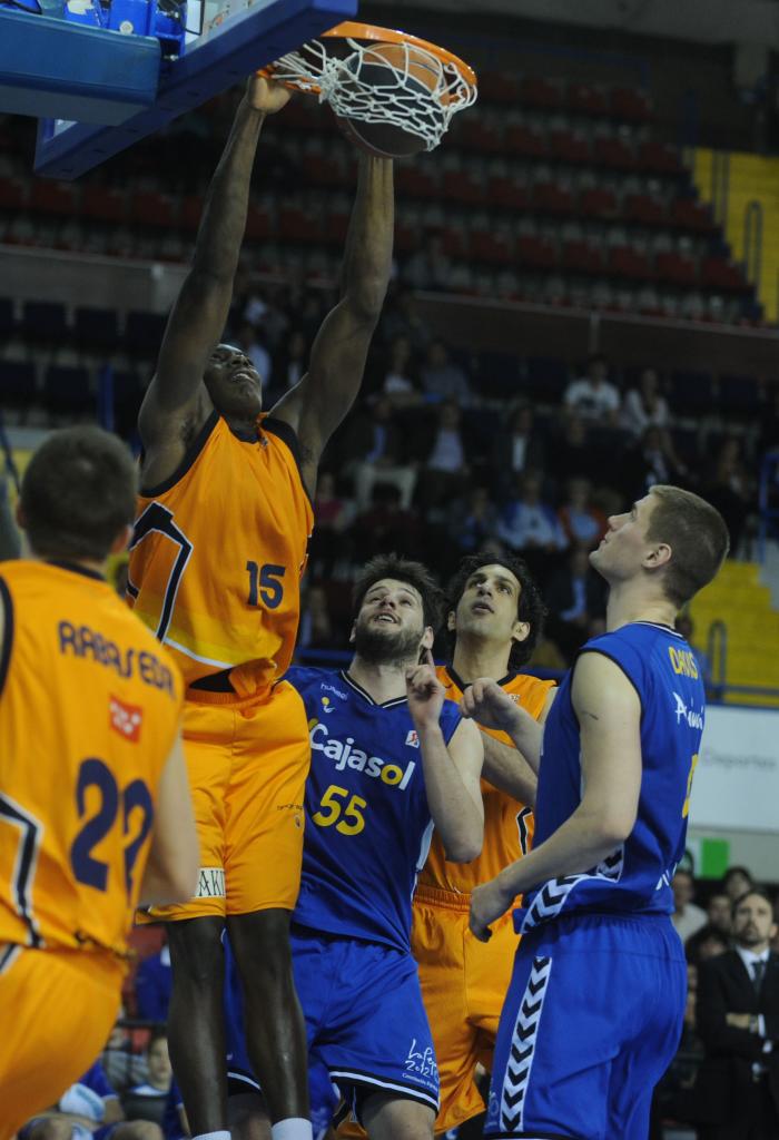 Biyombo machaca el aro del Cajasol durante su etapa en el Fuenlabrada.