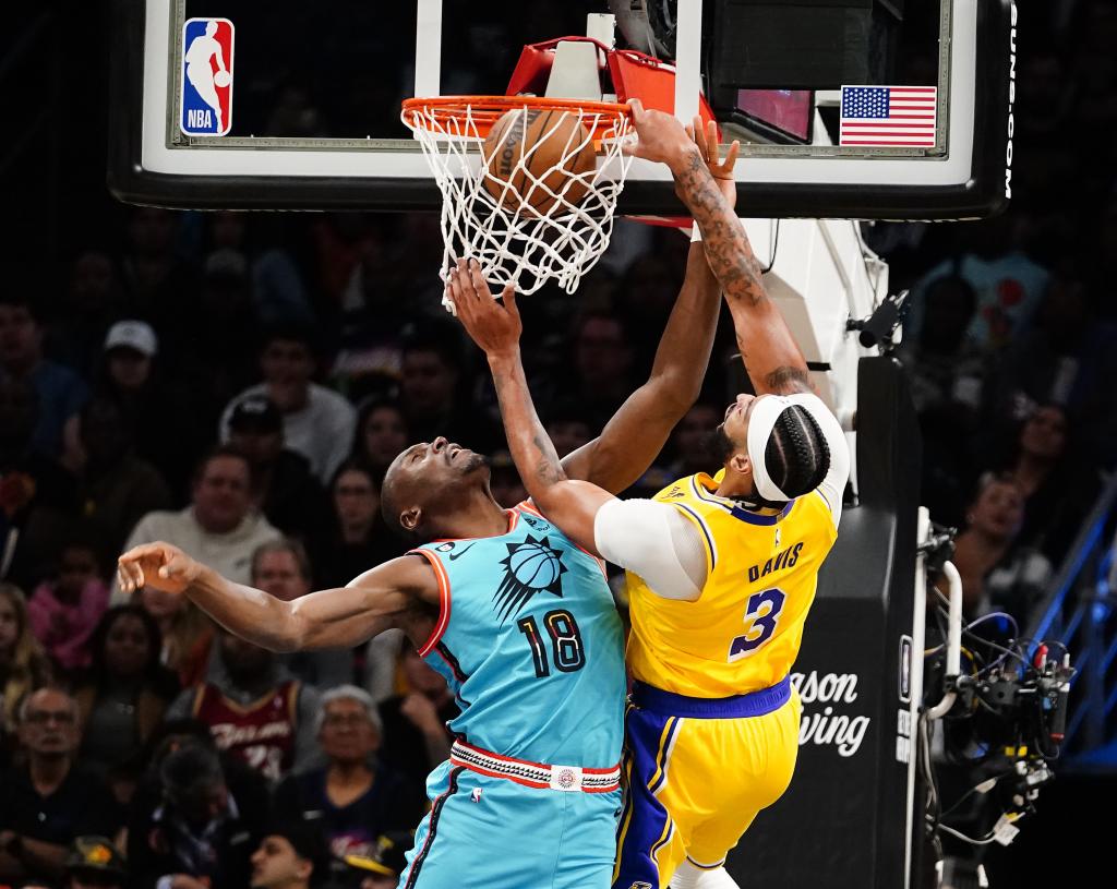 Bismack Biyombo, durante su etapa en los Suns, no evita el mate de Anthony Davis.