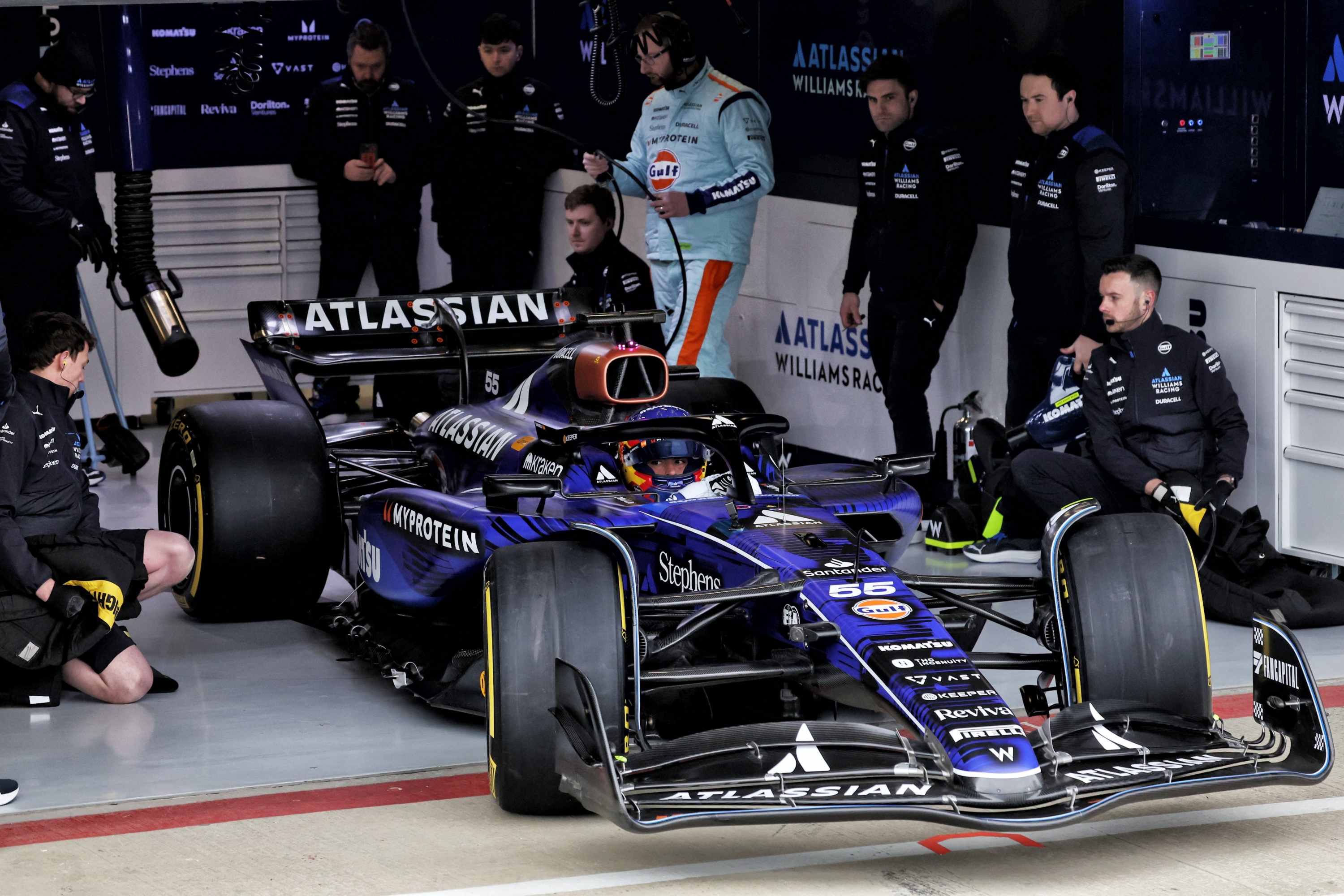 El nuevo FW47 saliendo del garage de Williams.