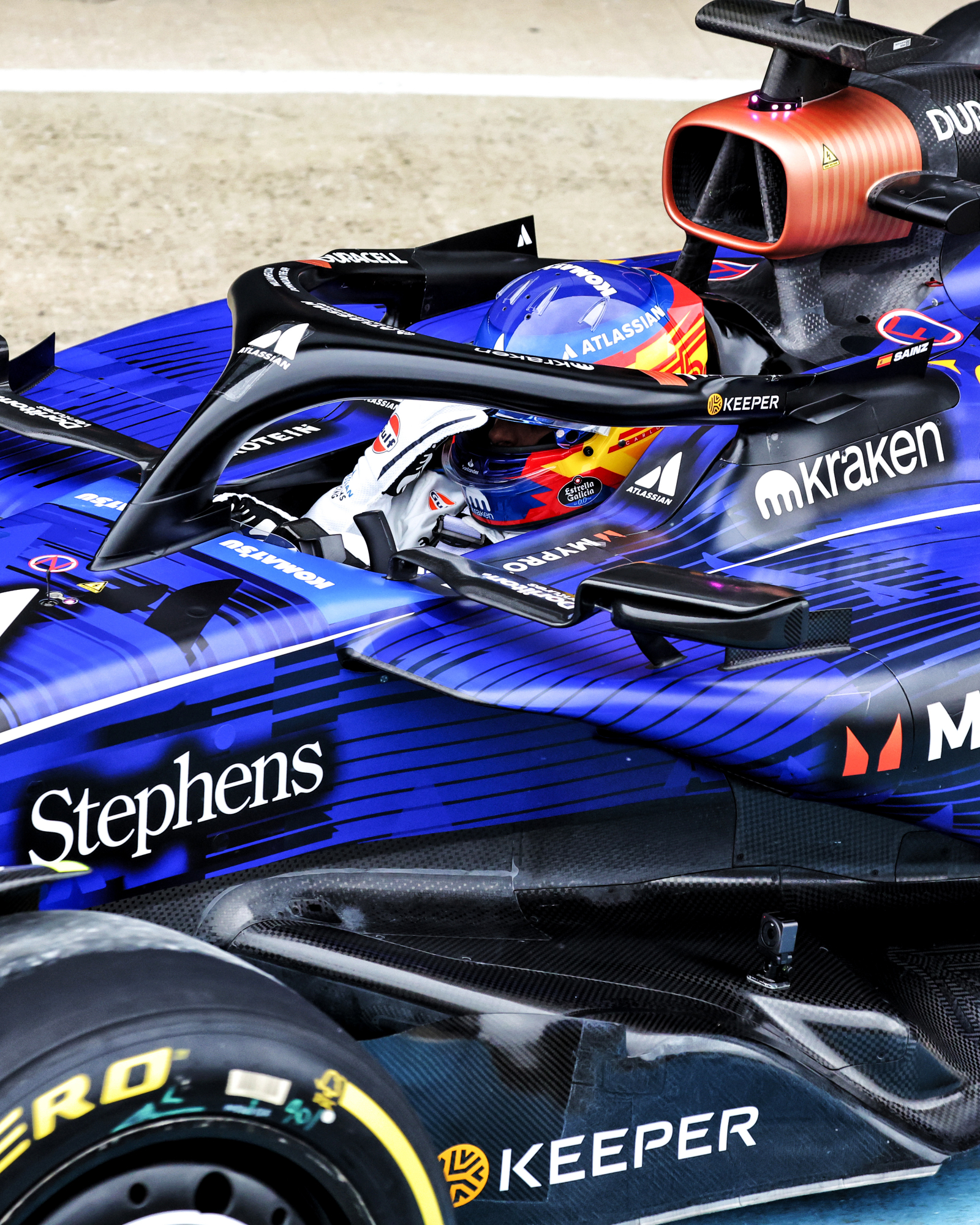 Sainz en el FW47, donde se aprecia el filo superior de los nuevos pontones y el canal inferior rediseñado por completo.