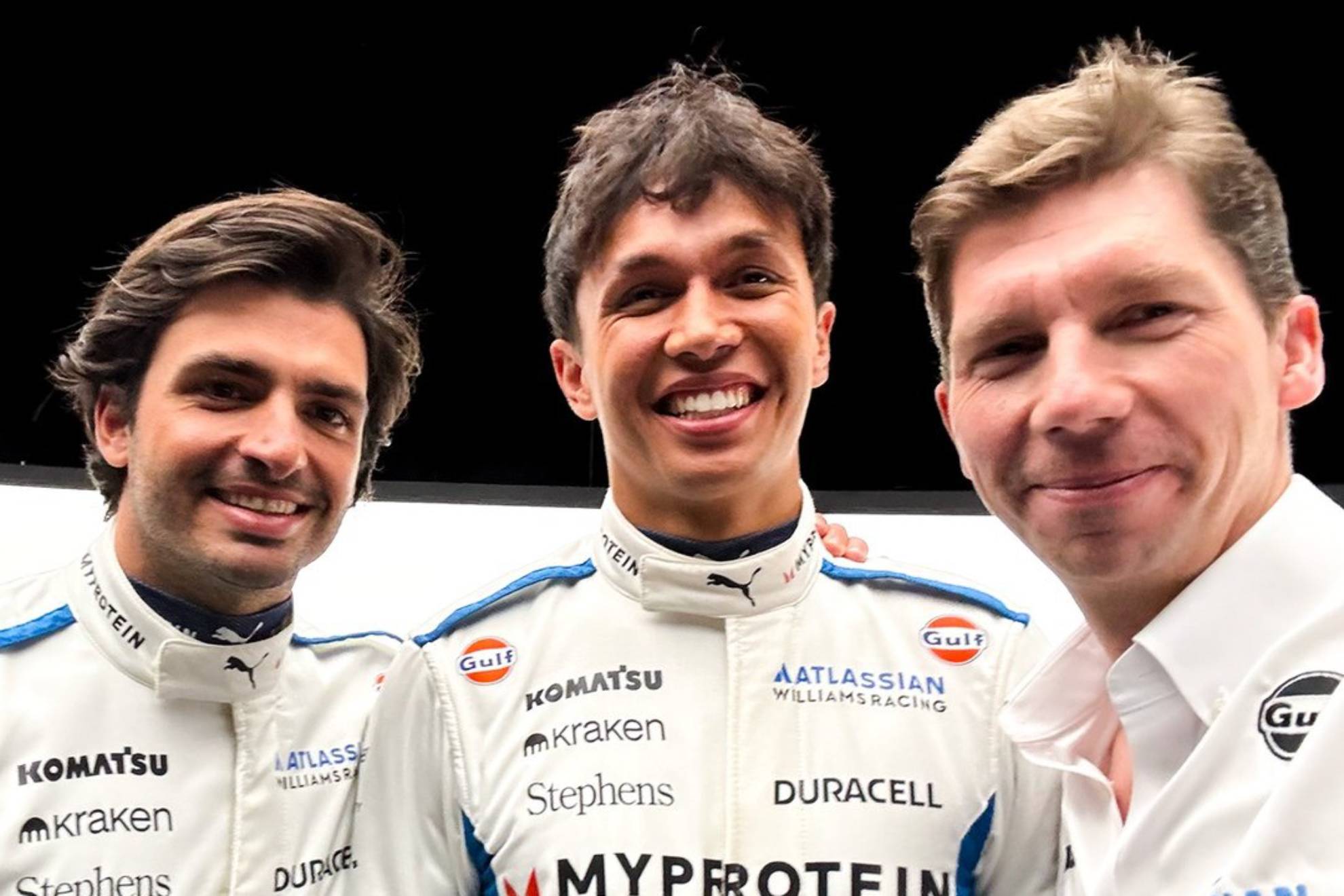 Carlos Sainz y Alex Albon muestran el nuevo mono de Williams.