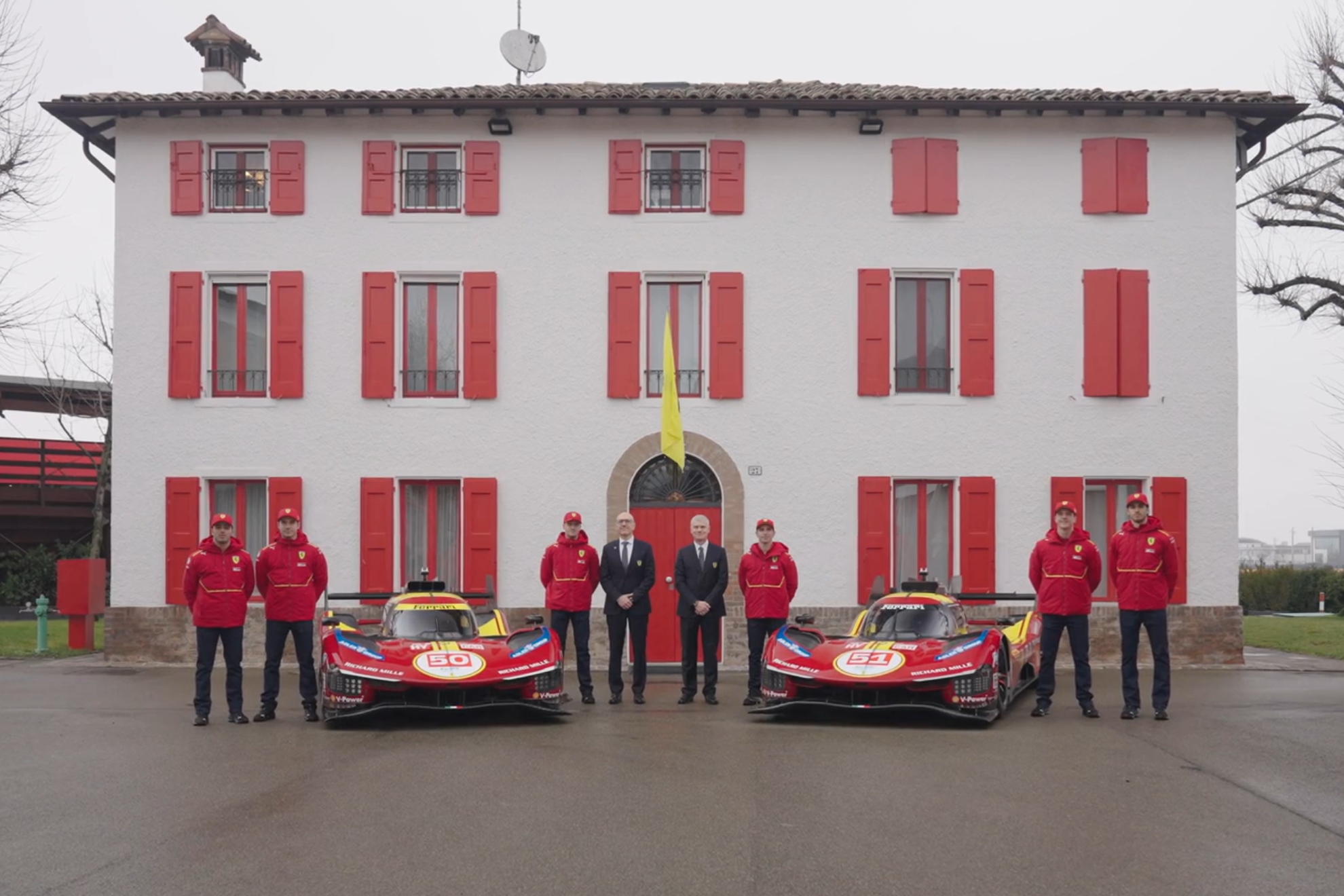 Los dos prototipos italianos se presentaron ante la icónica casa de Enzo Ferrari.