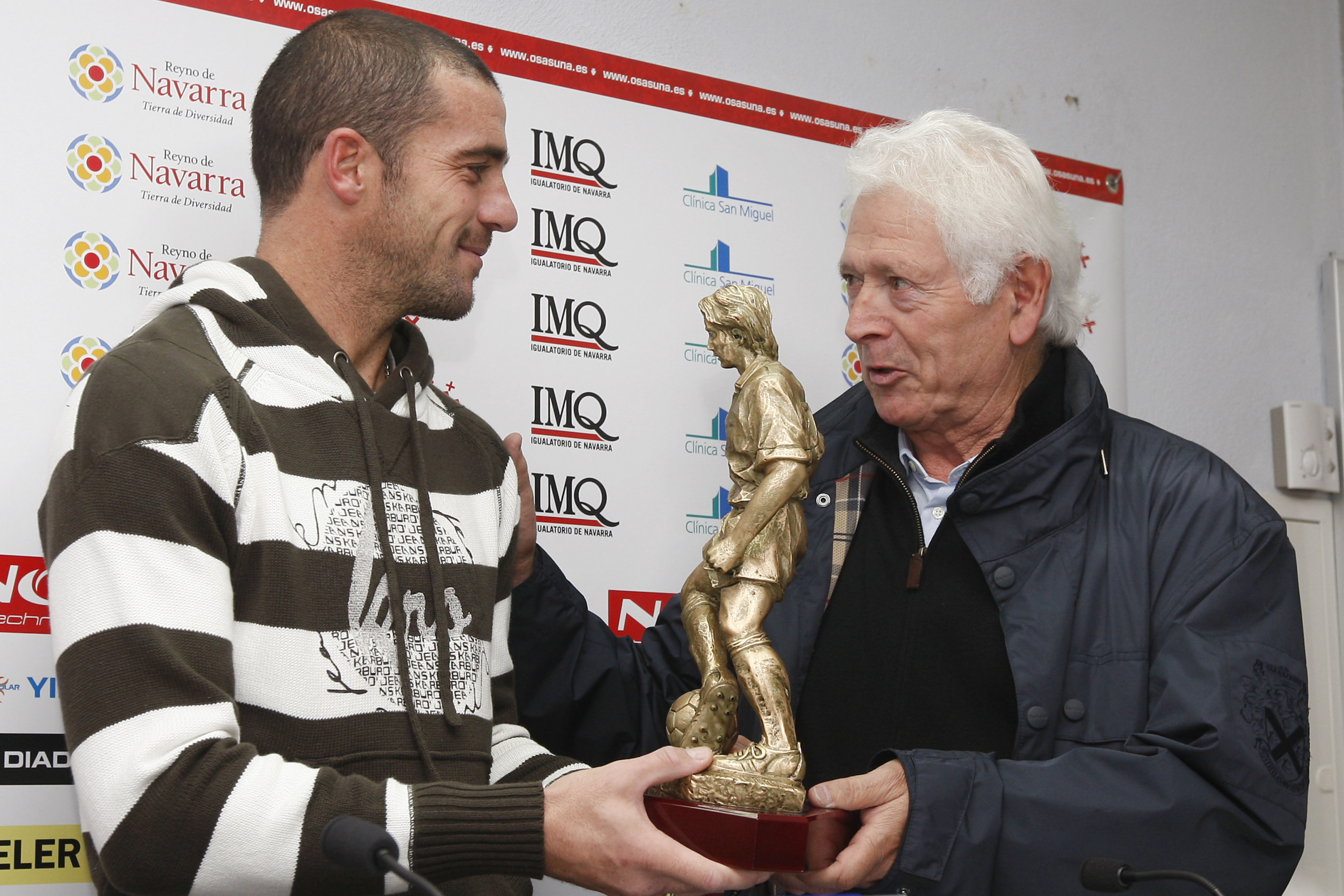 Marañón entrega a Pandiani el premio de la Asociación de Veteranos de Osasuna, de la que es presidente.
