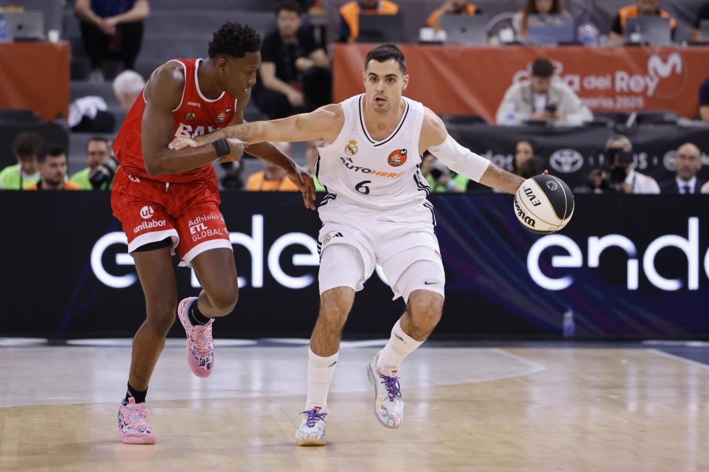 Las Palmas de Gran Canaria, 02/2025.- Real Madrid eaves Alberto Abalde (D) advances with the ball chased by Musa Sagnian, from Baxi Manresa, during the quarter-final match of the Copa del Rey Madrid and Baxi Manresa play this Friday at Gran Canaria Arena, in Las Palmas de Gran Canaria. EFE/ Elvira Urquijo A.