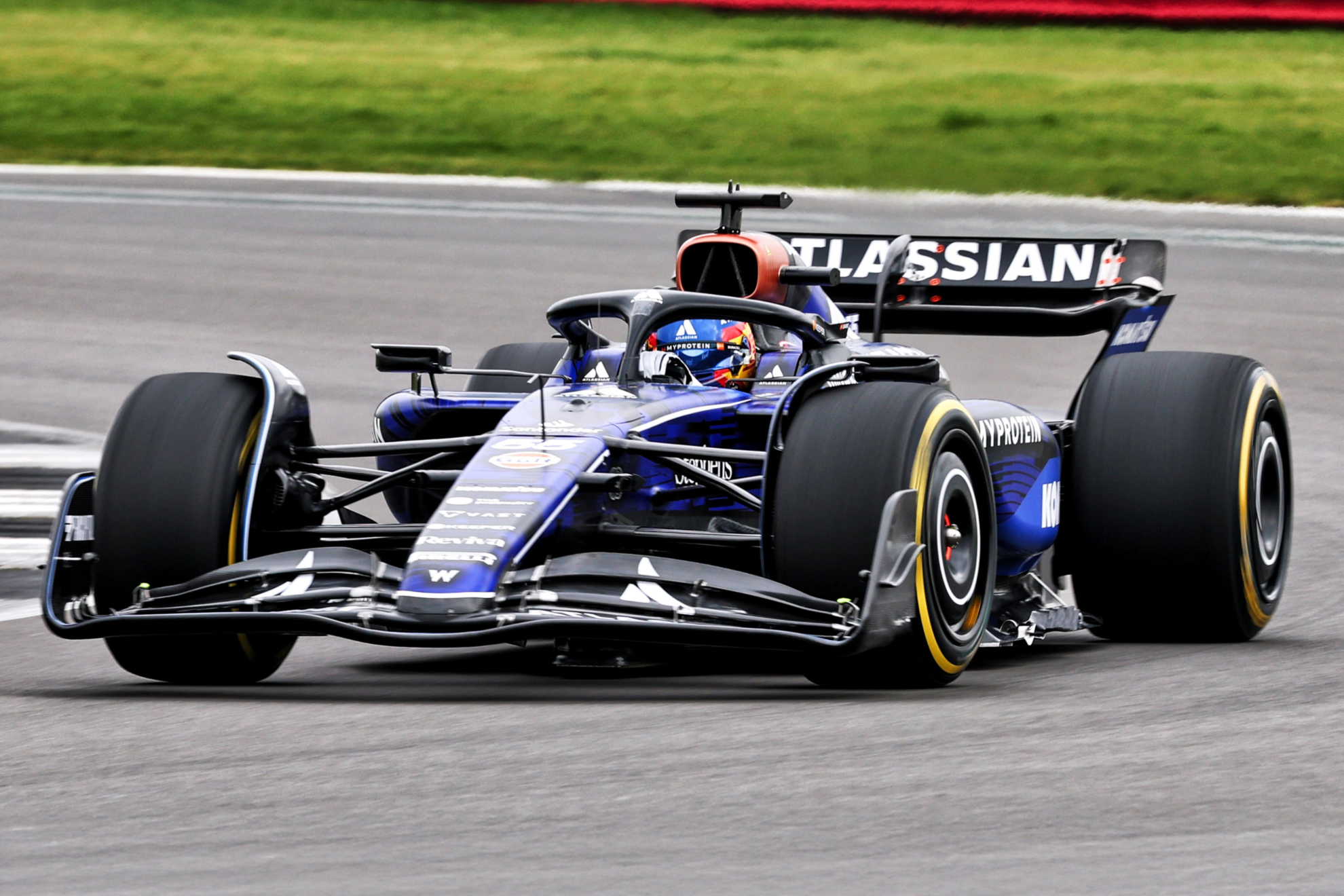 Sainz, a los mandos del FW47 en Silverstone.