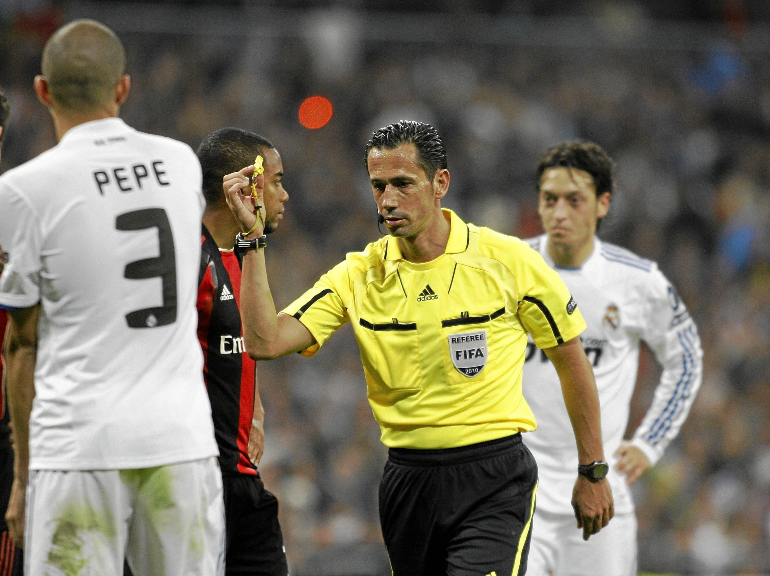 Pedro Proença dirigiendo un partido entre Real Madrid y Milan.