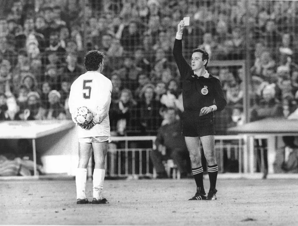Negreira muestra una tarjeta amarilla a Sanchís (Real Madrid).