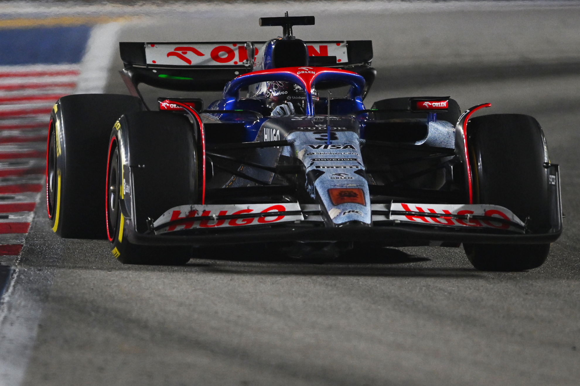 Ricciardo, compitiendo en el Gran Premio de Singapur de F1 2024.