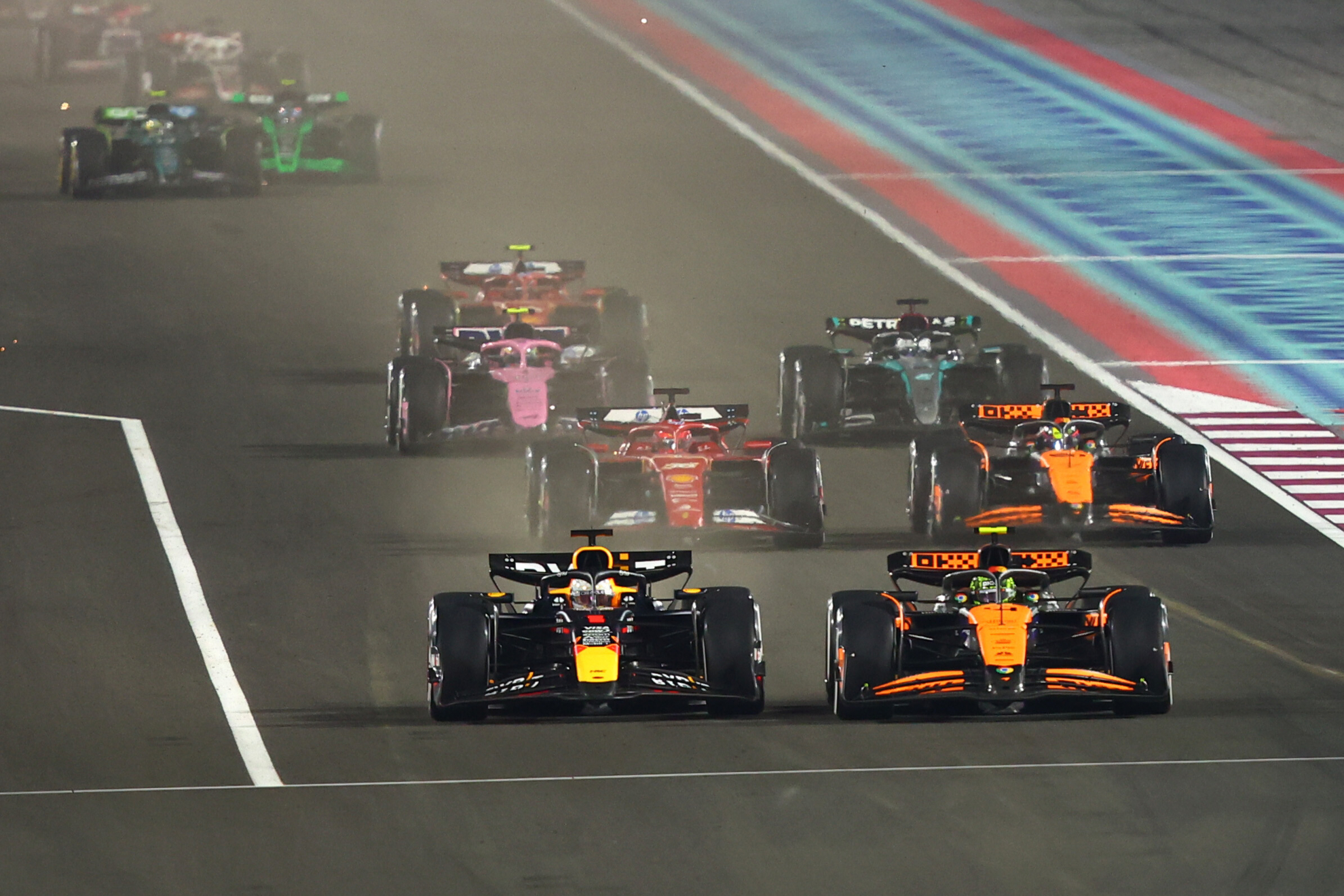 Verstappen lucha con Norris en una carrera de 2024.