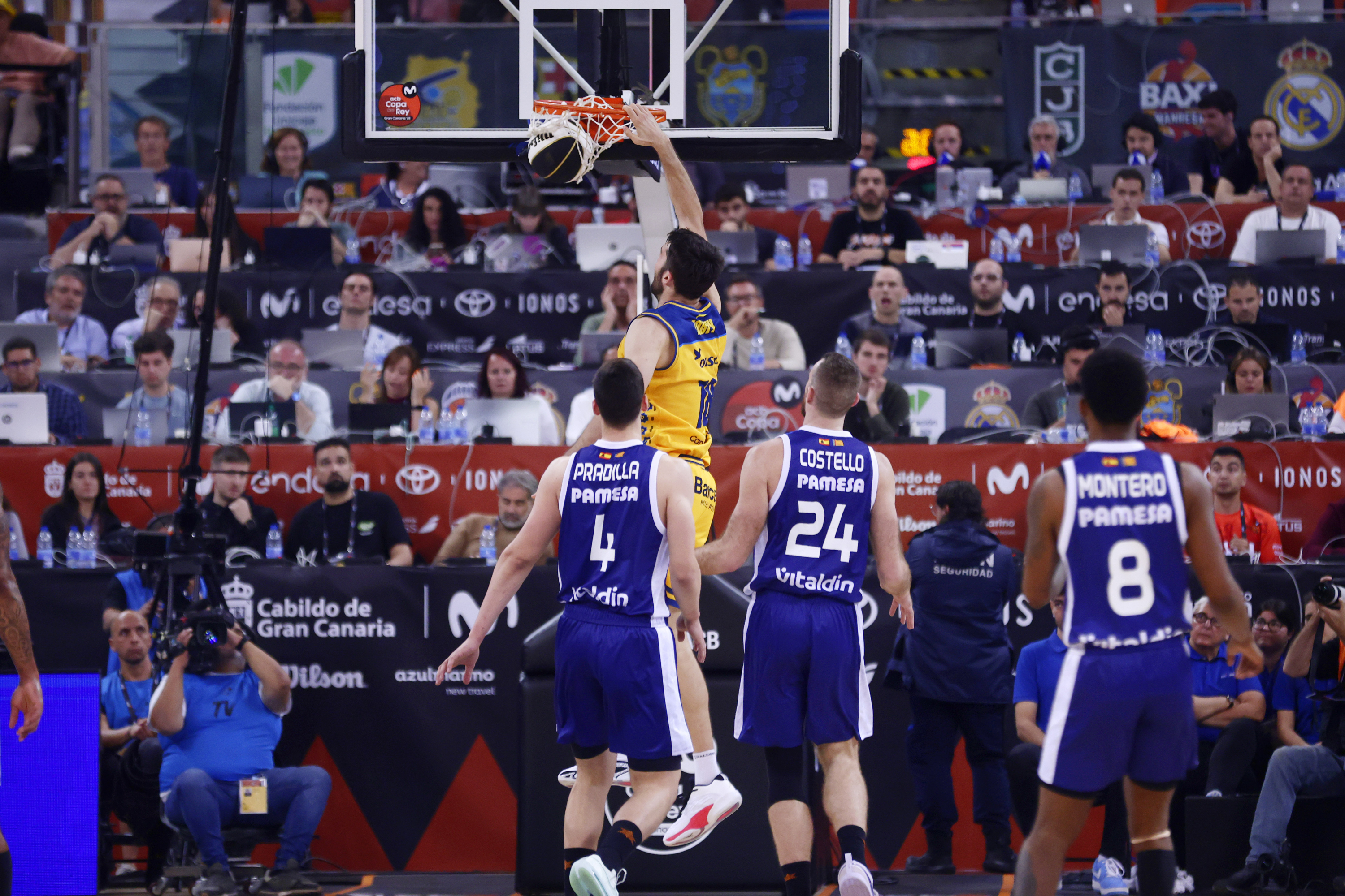 Mike Tobey hace un mate ante el Valencia Basket.