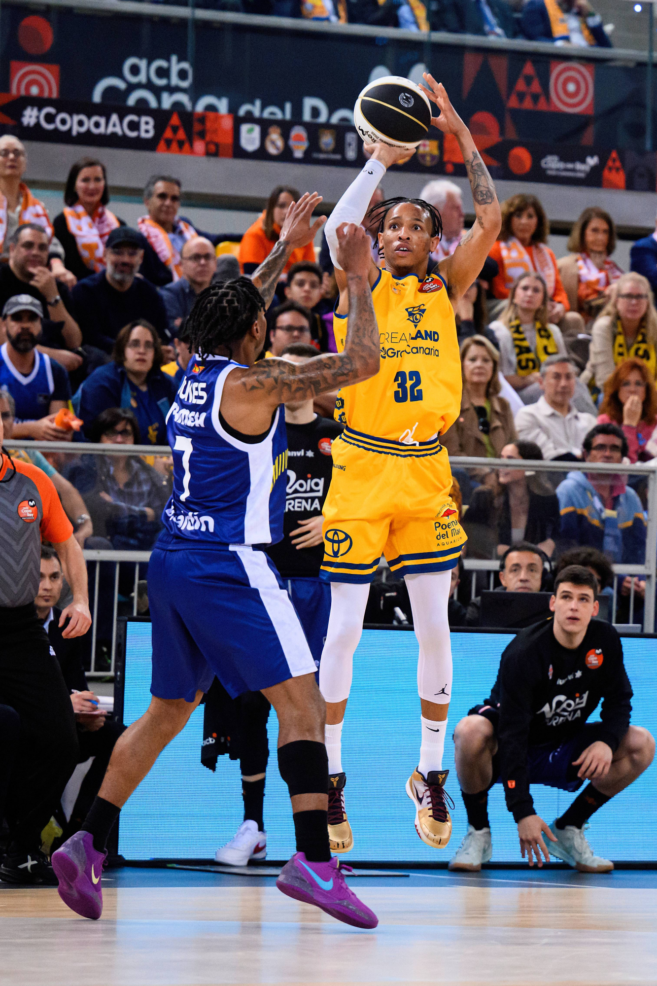 Joe Thomasson lanza un triple en el partido de cuartos ante el Valencia Basket.