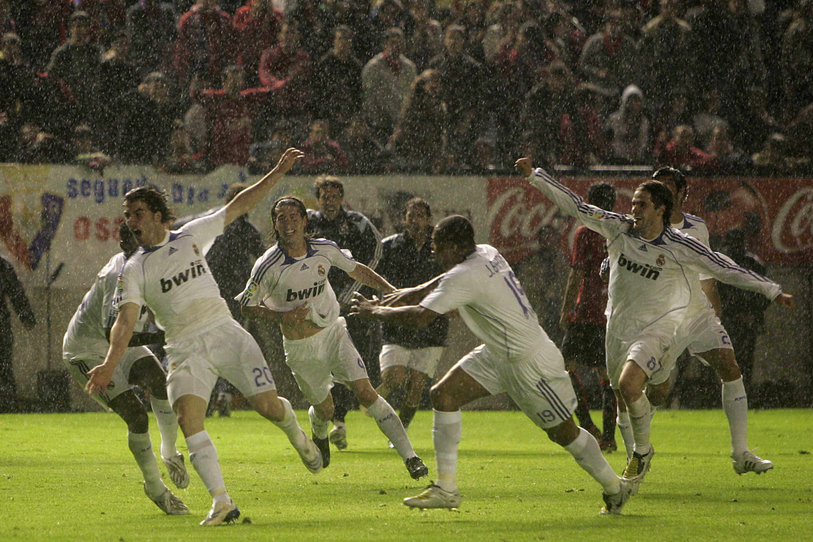 Higuaín celebra el gol del alirón en Pamplona junto a sus compañeros.