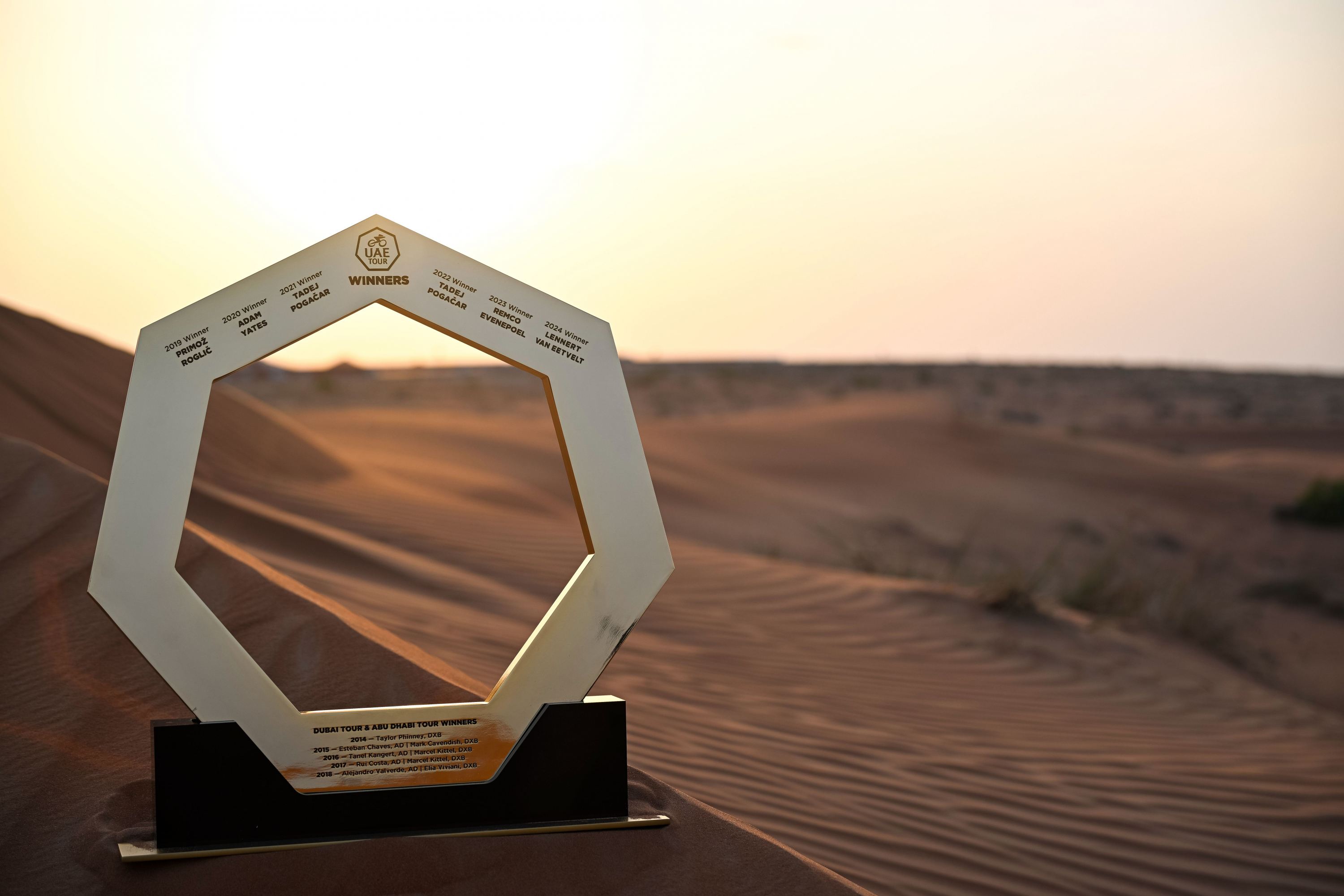 Trofeo para el ganador del UAE Tour.