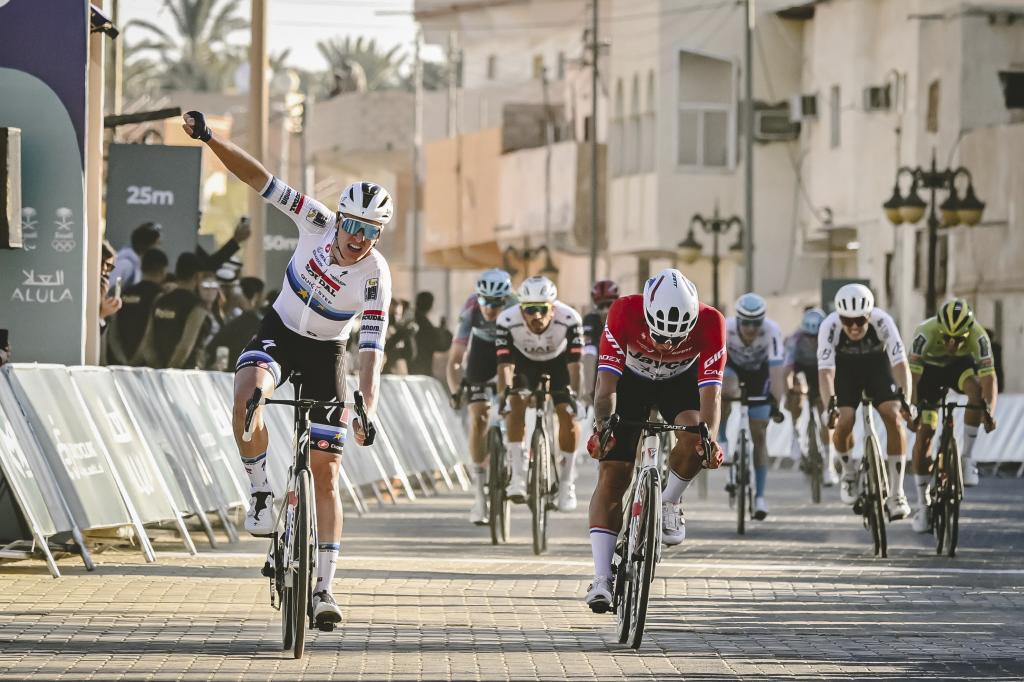 Tim Merlier se impone en un sprint en el AlUla Tour 2025.