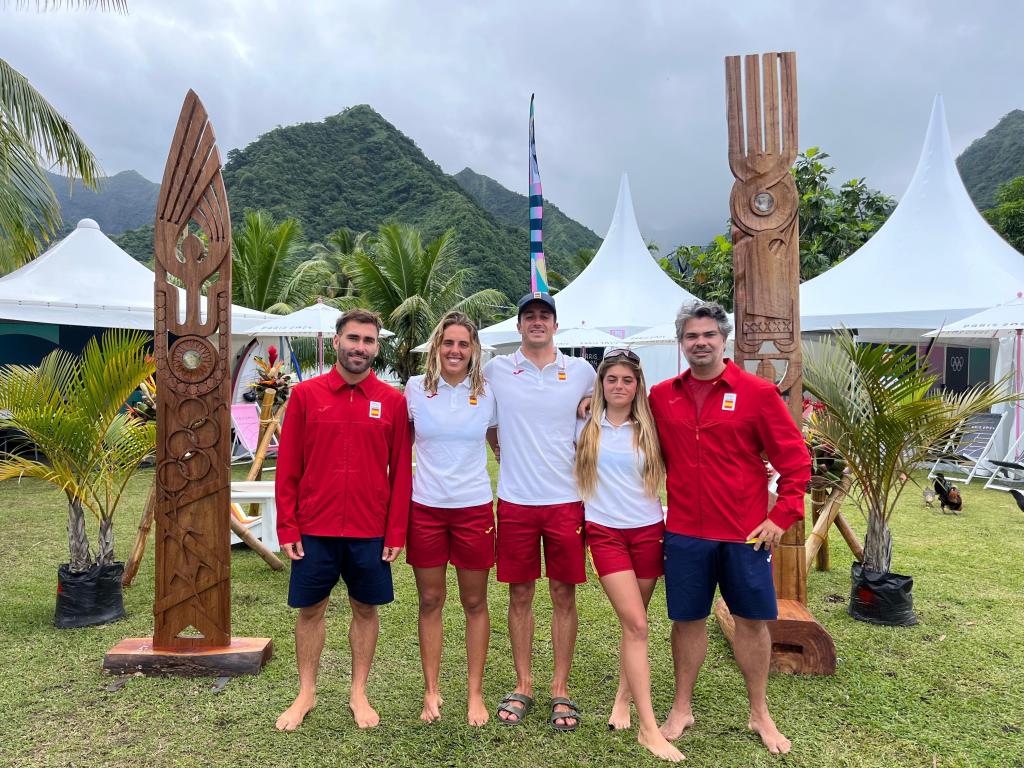 Aritz Aramburu (entrenador), los surfistas Nadia Erostarbe, Andy Criere y Janire González, y Rafael Selles (fisioterapeuta y responsable de los servicios médicos), en Tahíti en los Juegos de París.