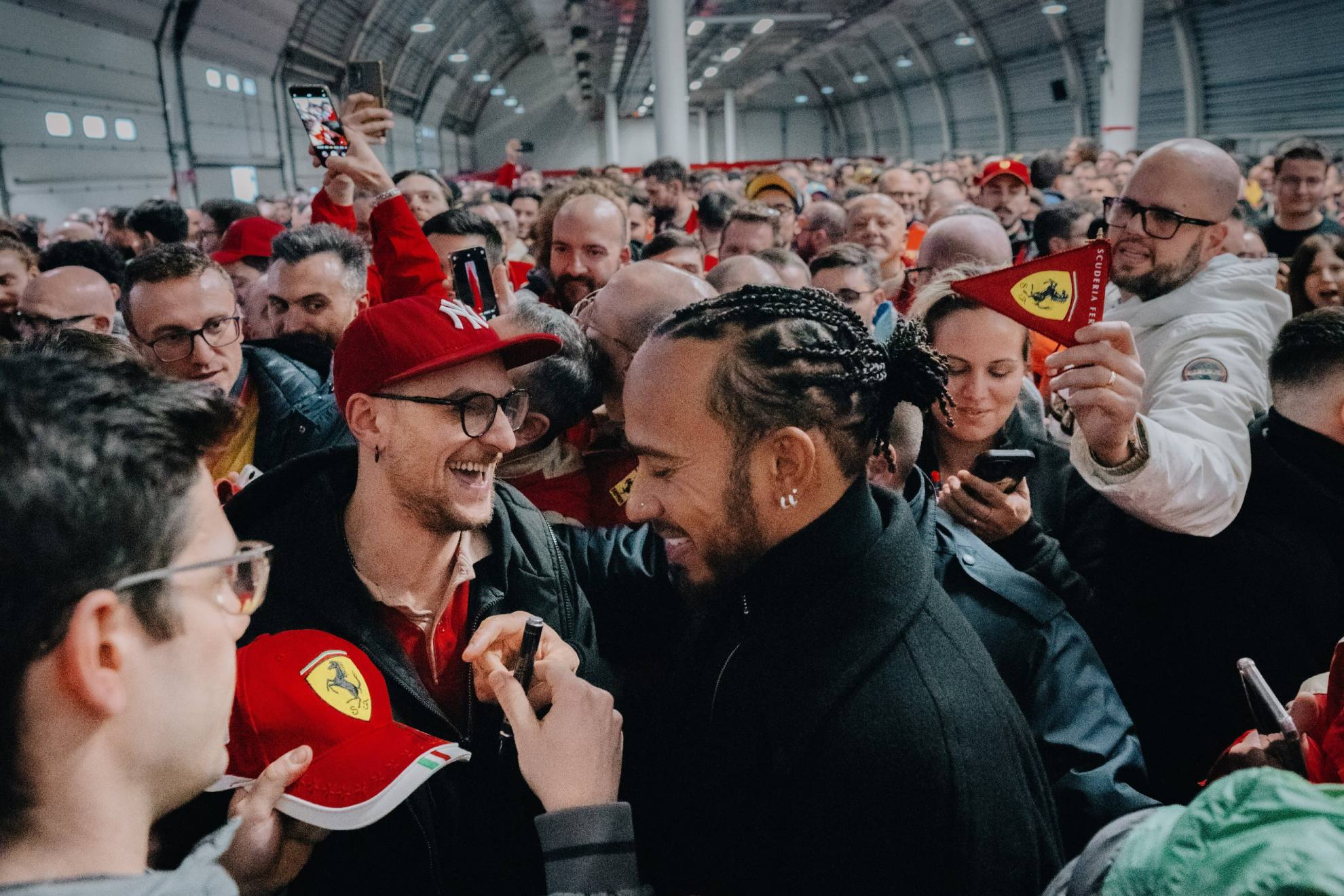 Los empleados de Ferrari rodeando a Hamilton en su primer día en la fábrica.