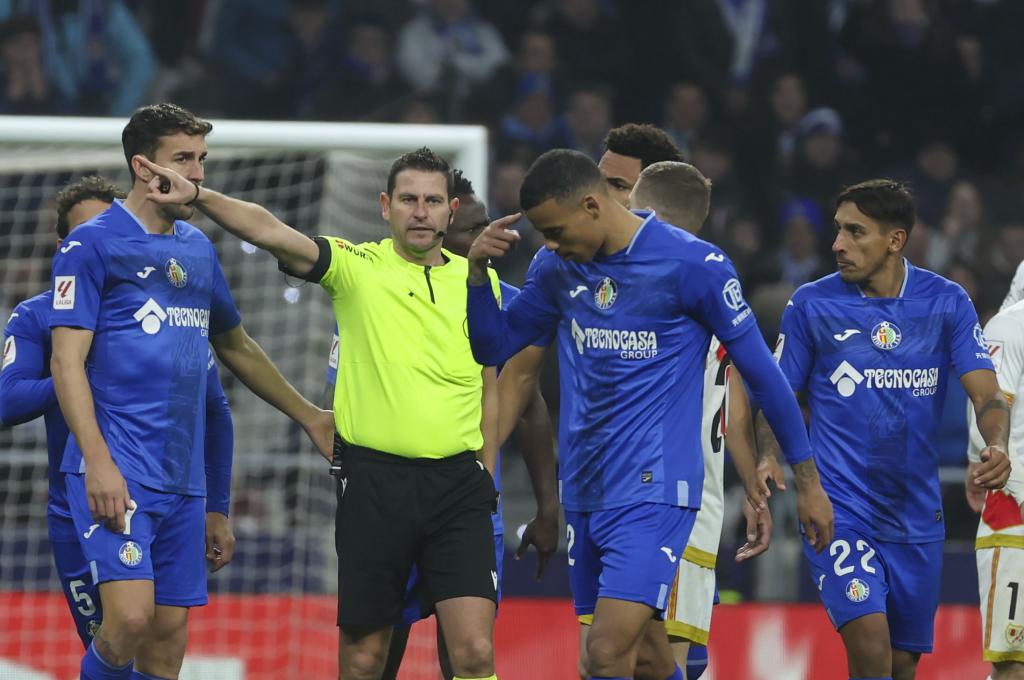 El centrocampista inglés del Getafe Mason Greenwood es expulsado con tarjeta roja directa durante el partido de la jornada 19 de LaLiga EA Sports.