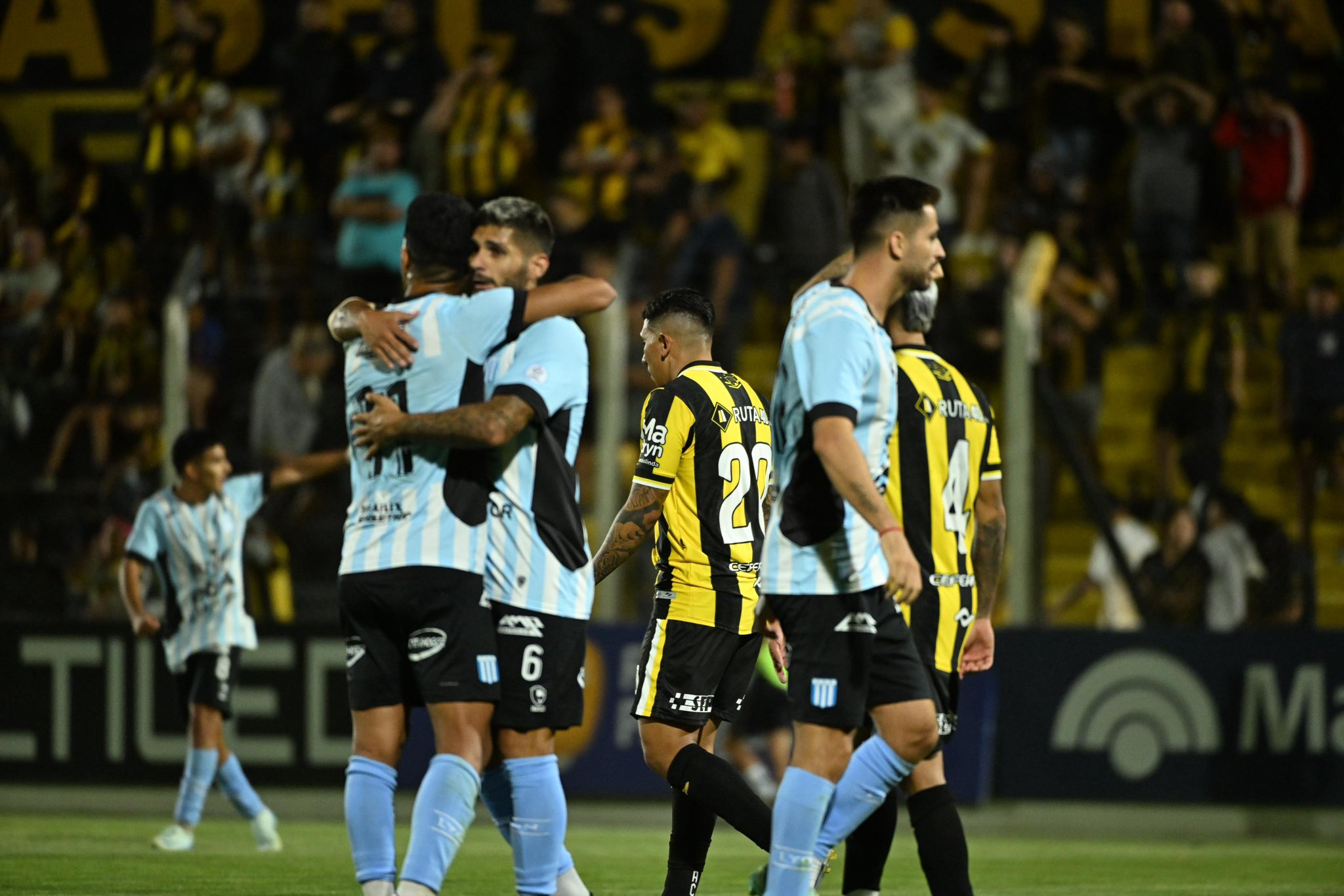 Triunfo y celebración de Racing en Puerto Madryn