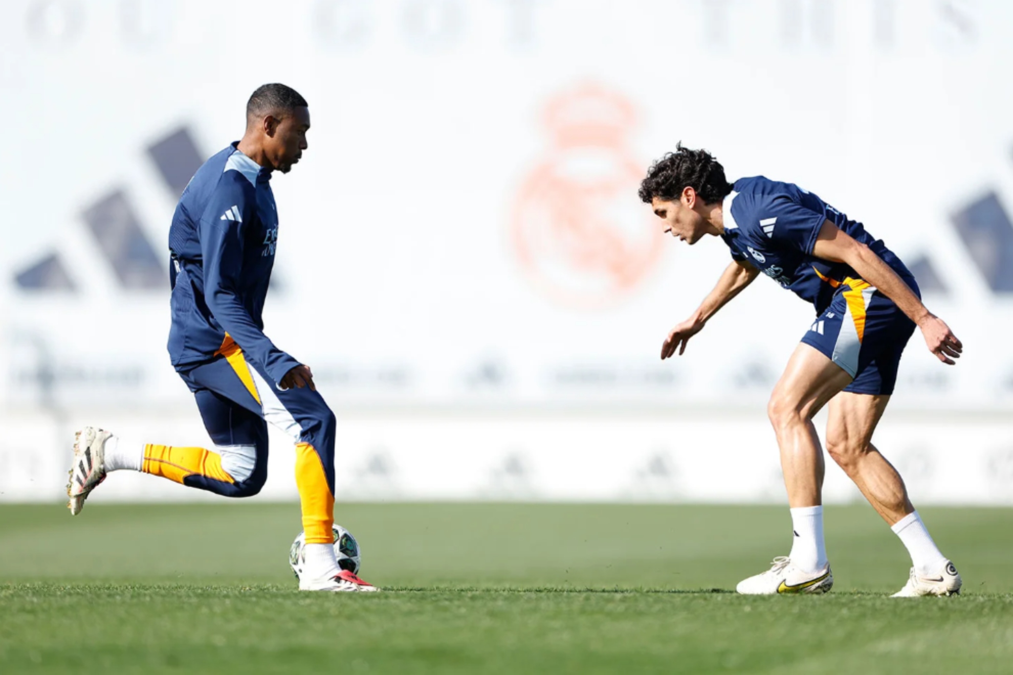 Alaba, contra Vallejo durante el entrenamiento de esta mañana.