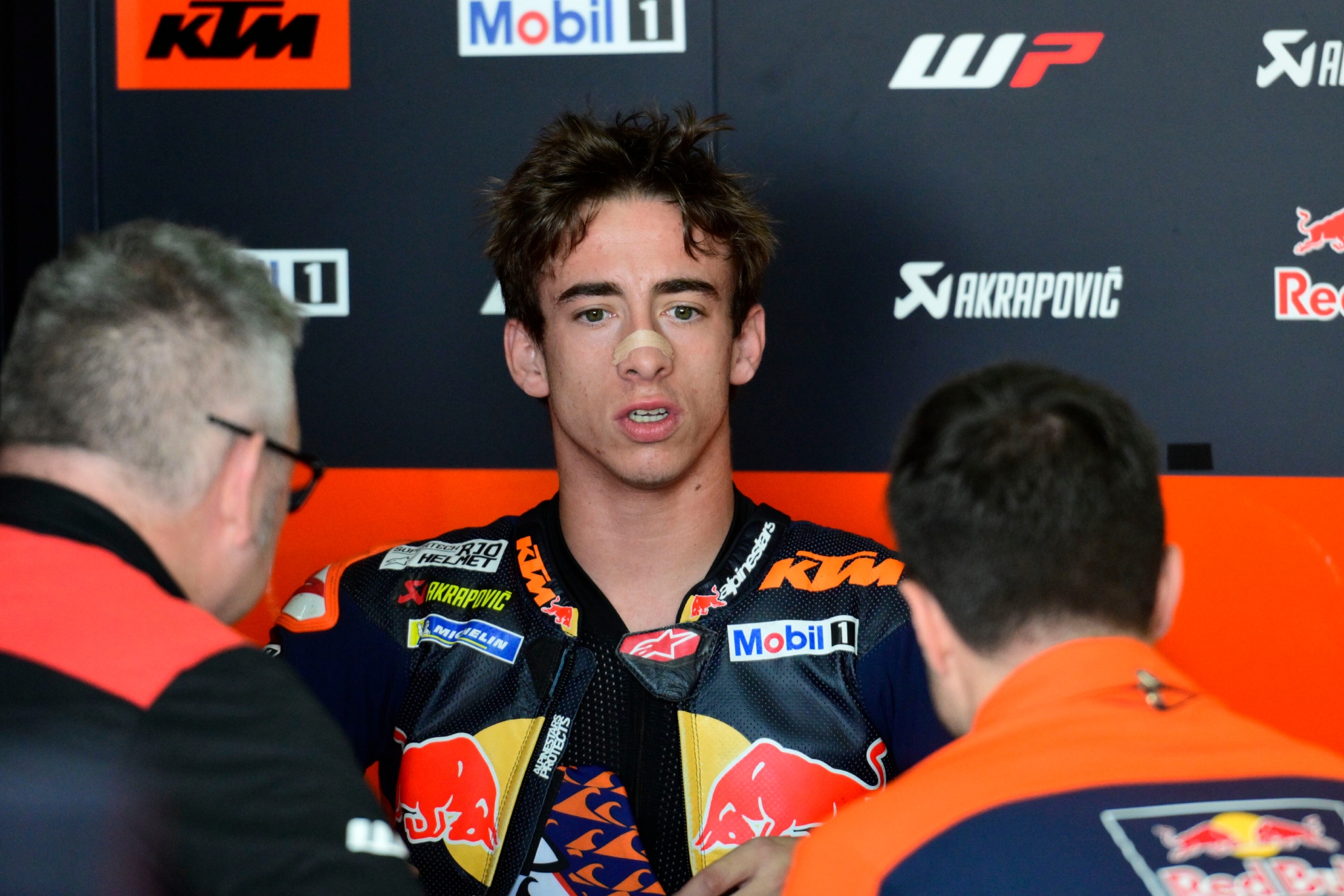 Pedro Acosta, en el box de KTM en Buriram.