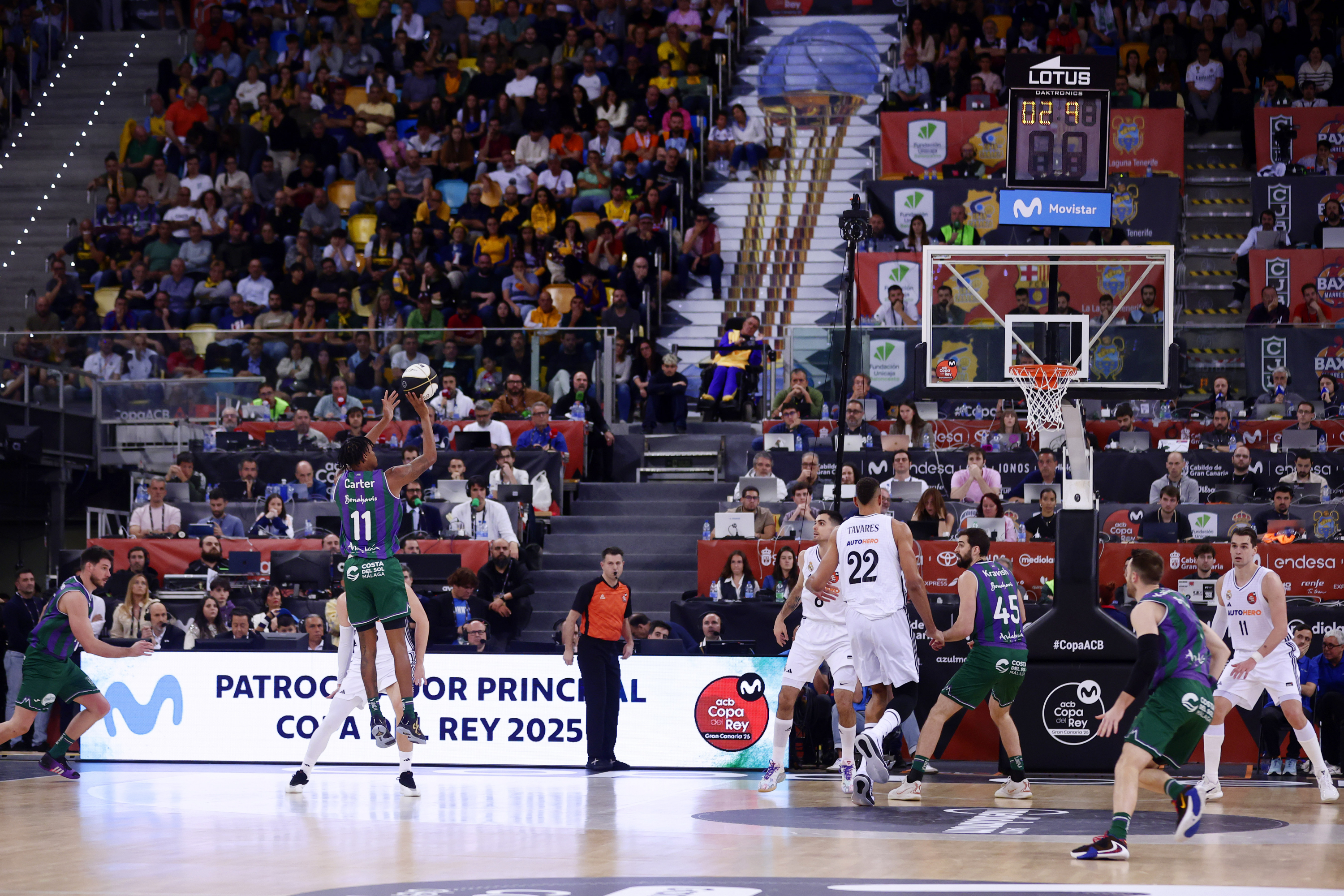 Carter lanza desde la media distancia.