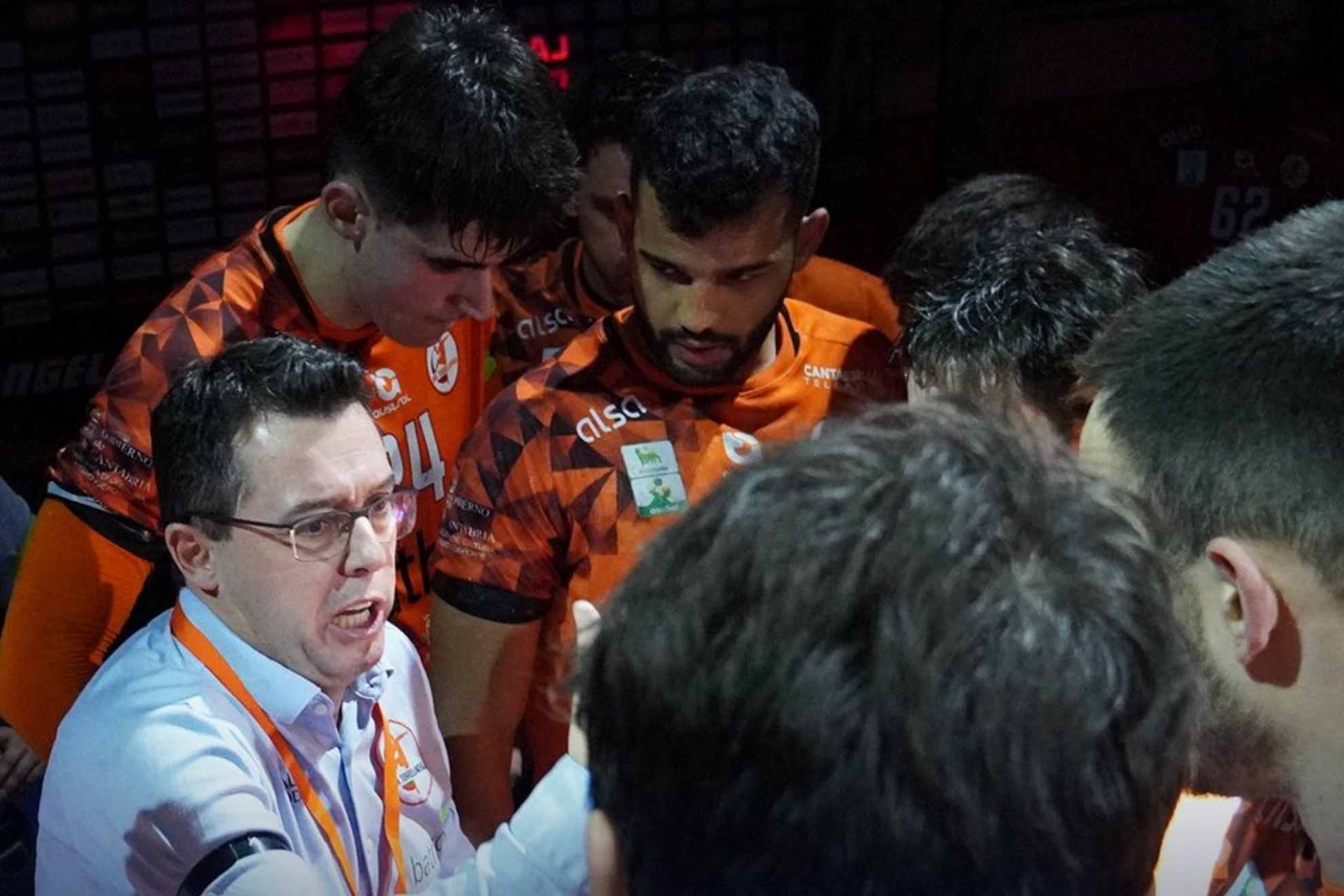 El técnico del Torrelavega, Jacobo Cuétara, da instrucciones a sus jugadores.