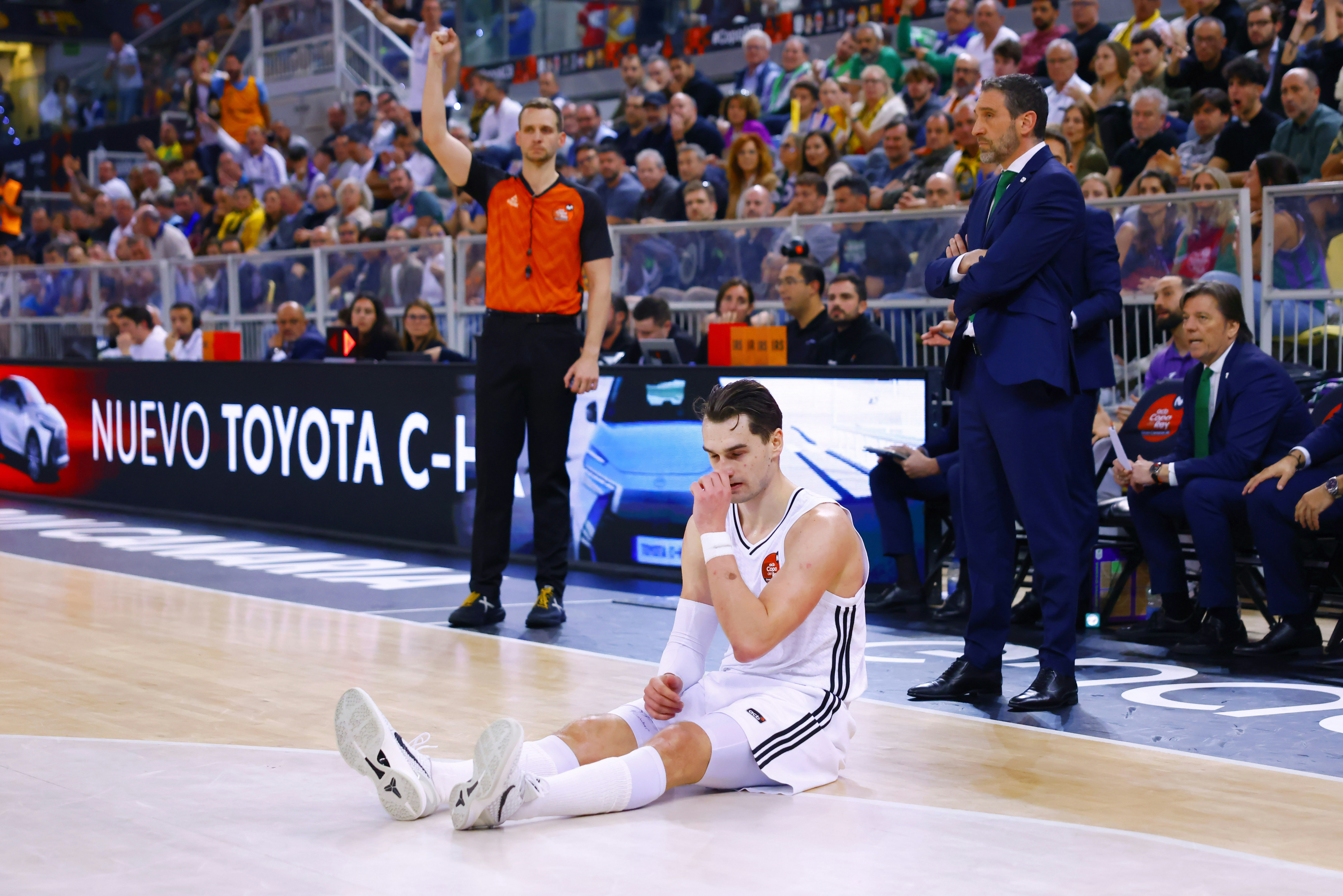Mario Hezonja, caído en el suelo durante la final.
