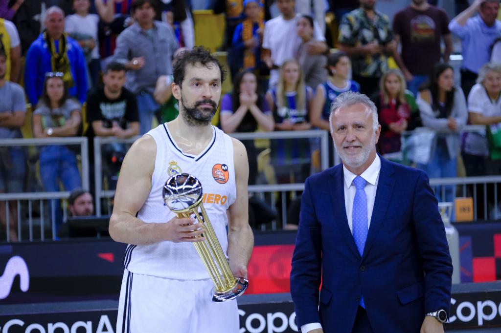 LAS PALMAS DE GRAN CANARIA, 16/02/2025.- El capitán del Real Madrid Sergio Llull recibe el trofeo de subcampeón tras la final de la Copa de Rey de baloncesto que Real Madrid y Unicaja Málaga disputaron este domingo en el Gran Canaria Arena, en Las Palmas de Gran Canaria. EFE/Ángel Medina G.