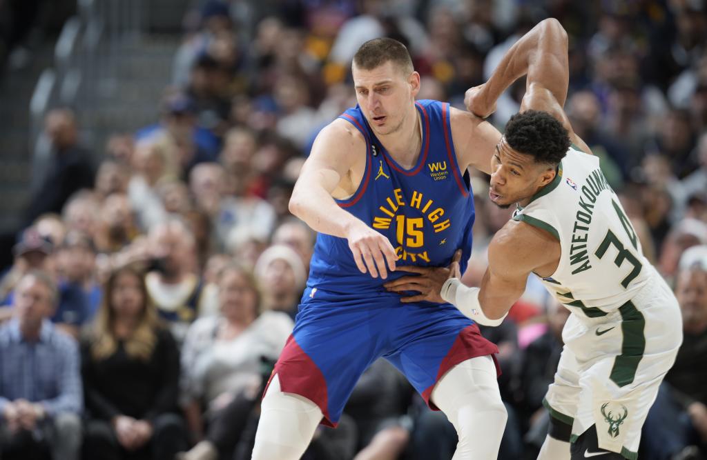 Jokic y Antetokounmpo, dos de los últimos MVP de la NBA no estadouidenses.
