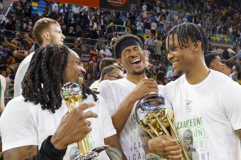 Los jugadores del Unicaja Perry, Taylor y Carter, eufóricos tras ganar la Copa.