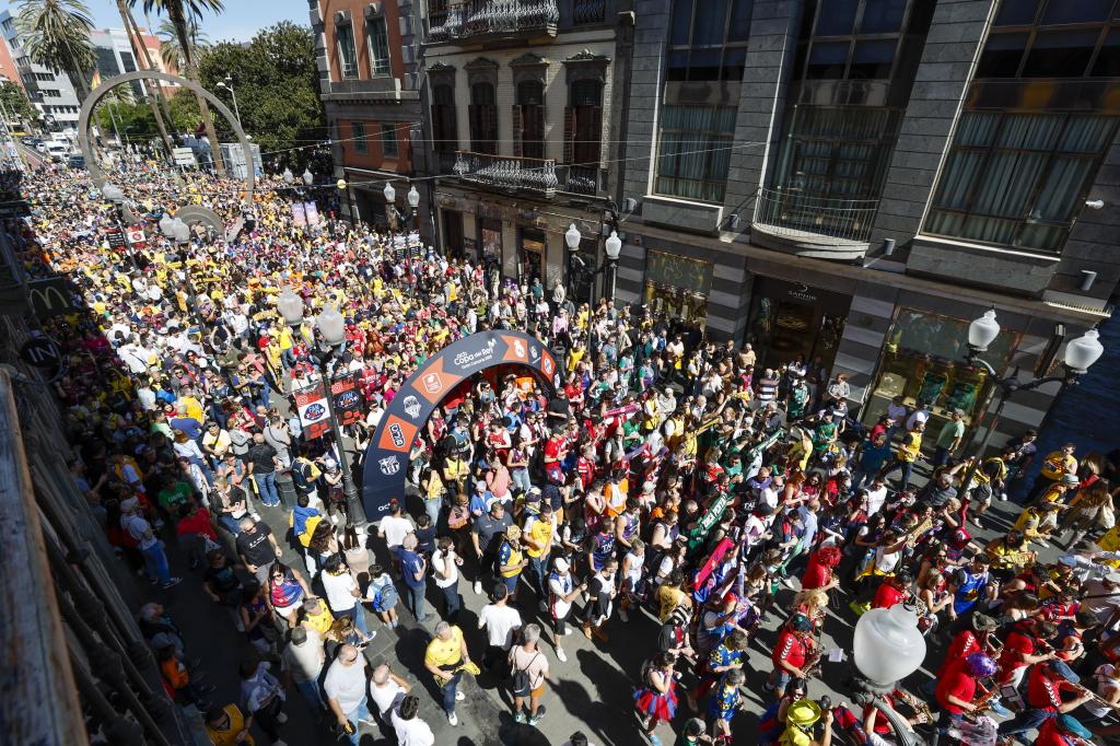 Miles de seguidores de diferentes equipos se congregaron en Las Palmas.
