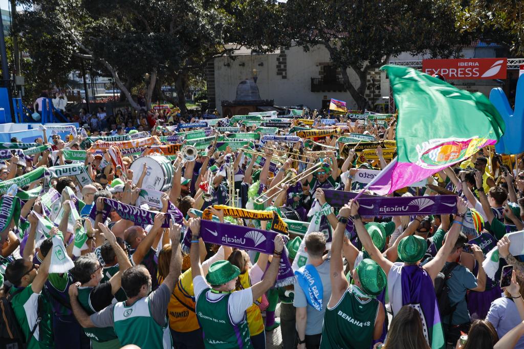 Miles de seguidores de diferentes equipos se congregaron en Las Palmas.