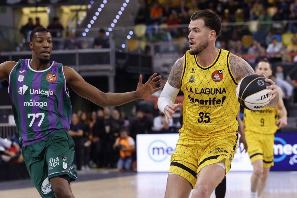 El pívot del Unicaja Yankuba Sima presiona a Fran Guerra, del La Laguna Tenerife.