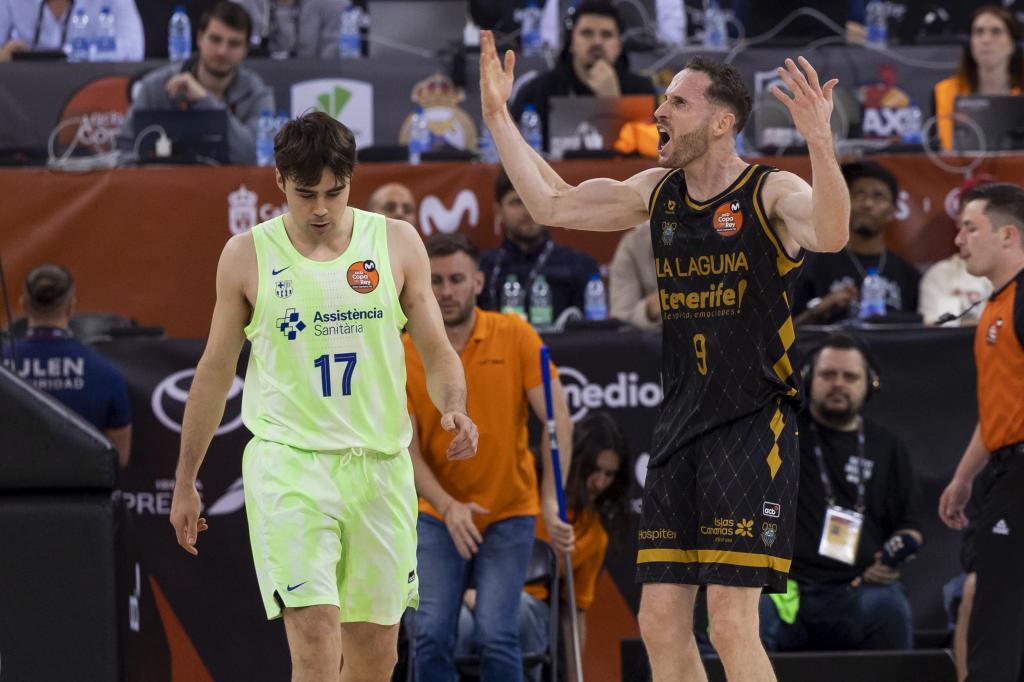 Marcelinho Huertas, eufórico delante de Juan Núñez en el partido ante el Barça.