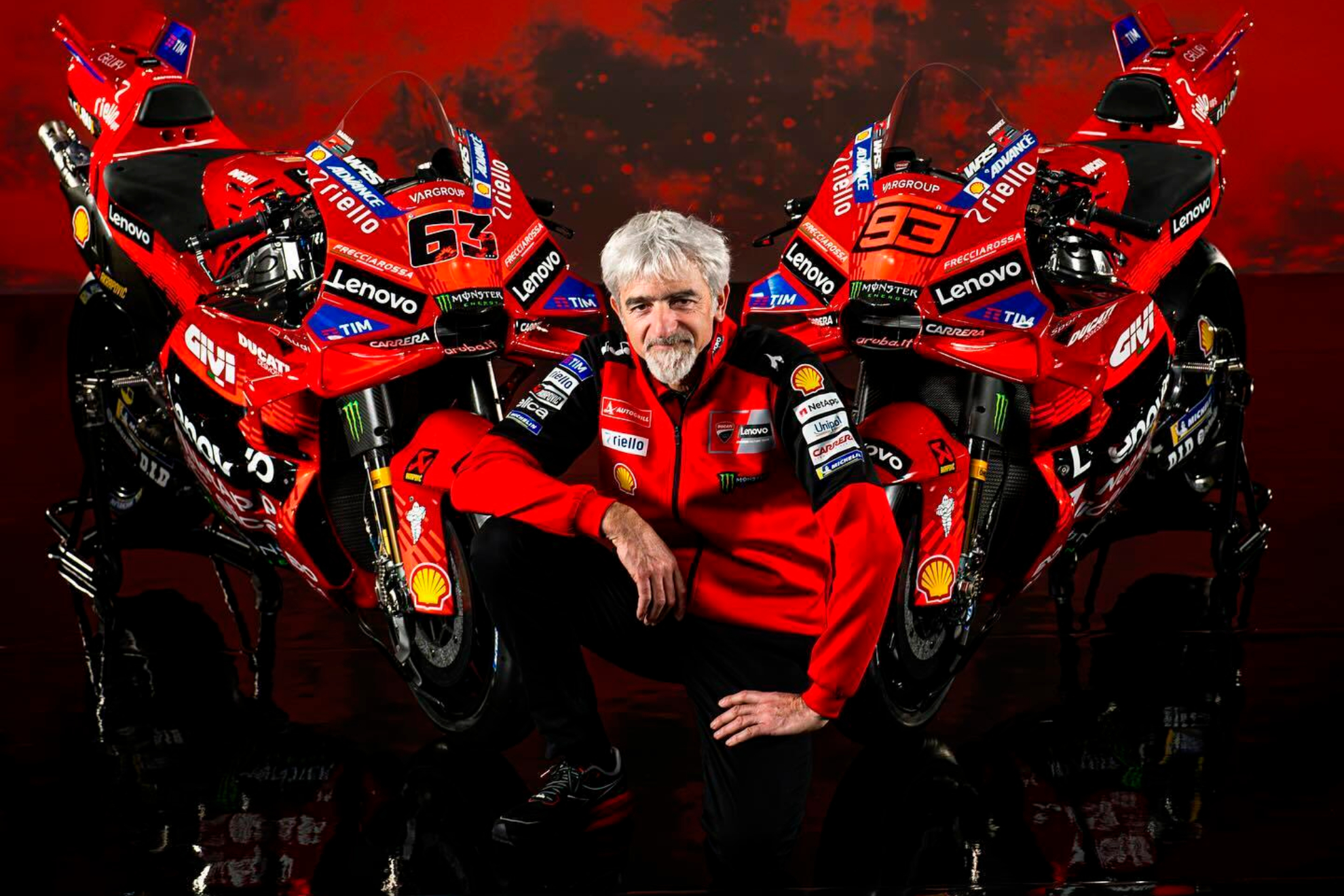 Gigi Dall'Igna, con las GP25 de Marc Márquez y Pecco Bagnaia.