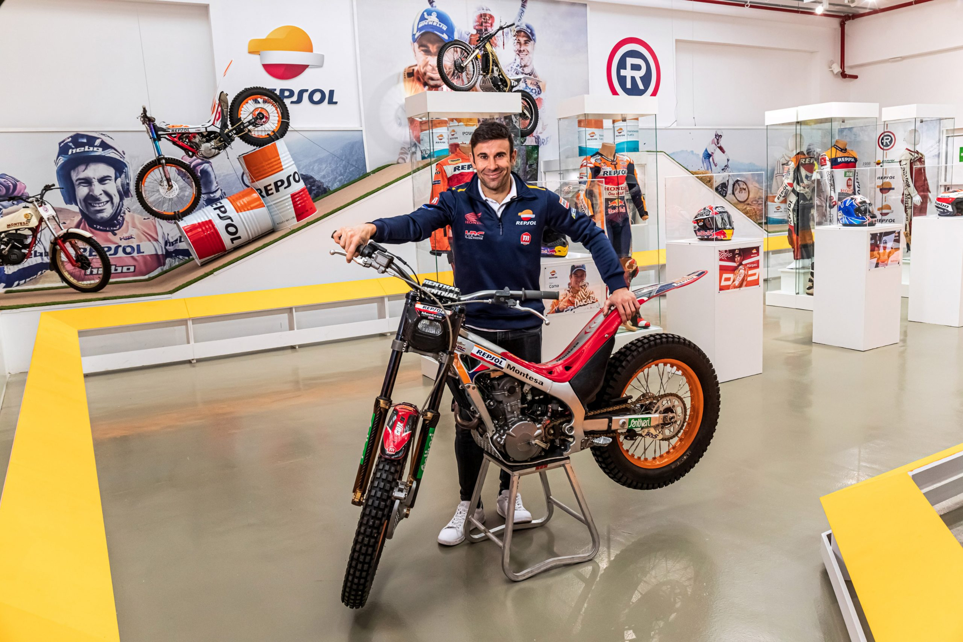 Bou posa con una moto muy especial para él.