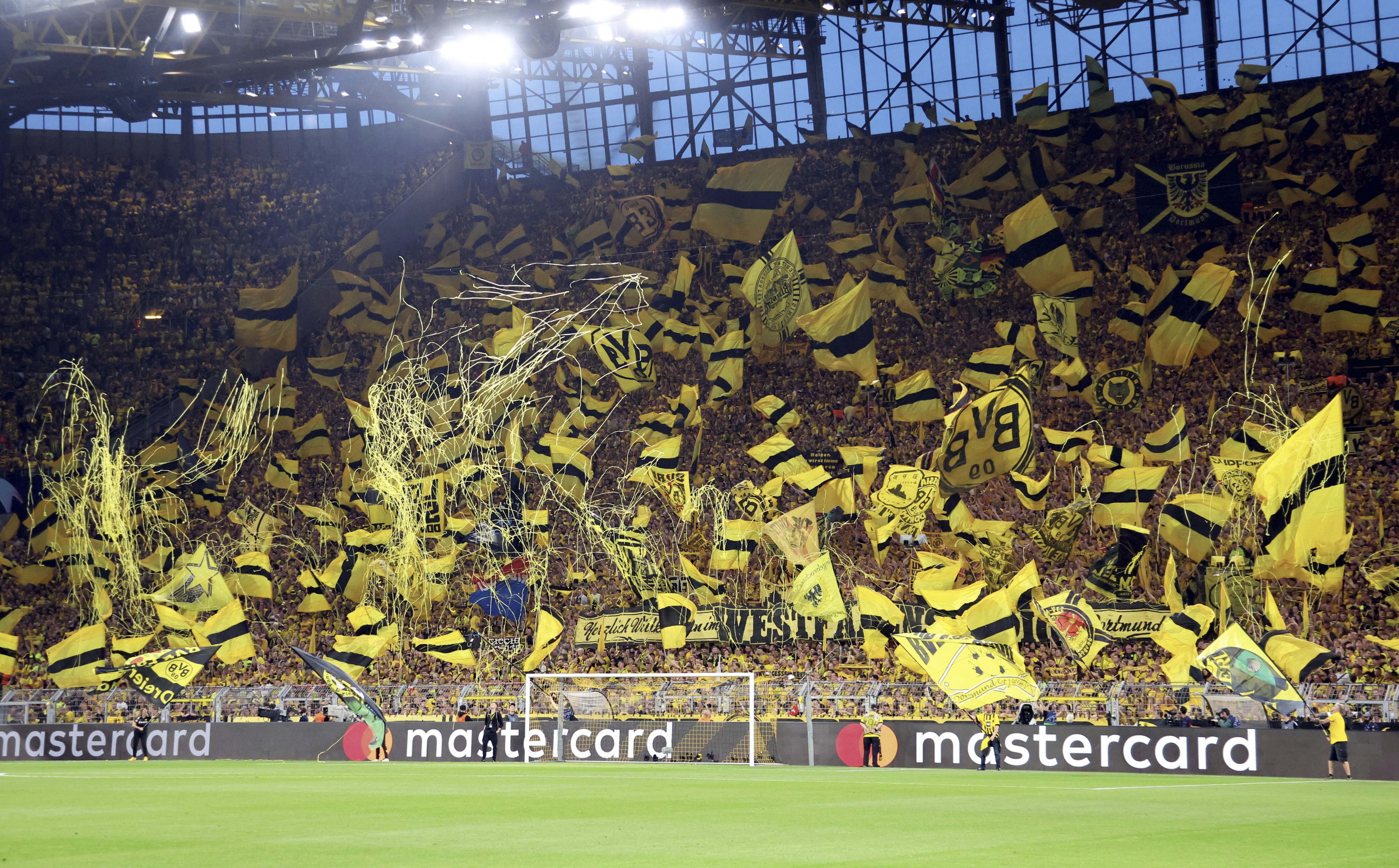 Le niveau mural jaune dans le parc Signul Iduna dans un champion Dortmund-PSG.