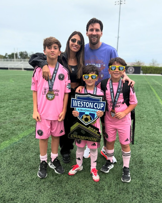 Los Messi posan en una foto de familia.