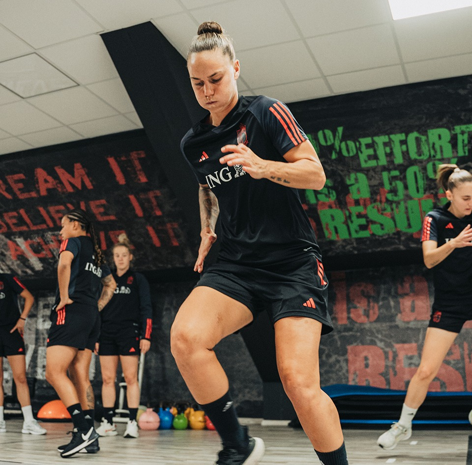 Jassina Blom trabaja en el gimnasio con la selección belga