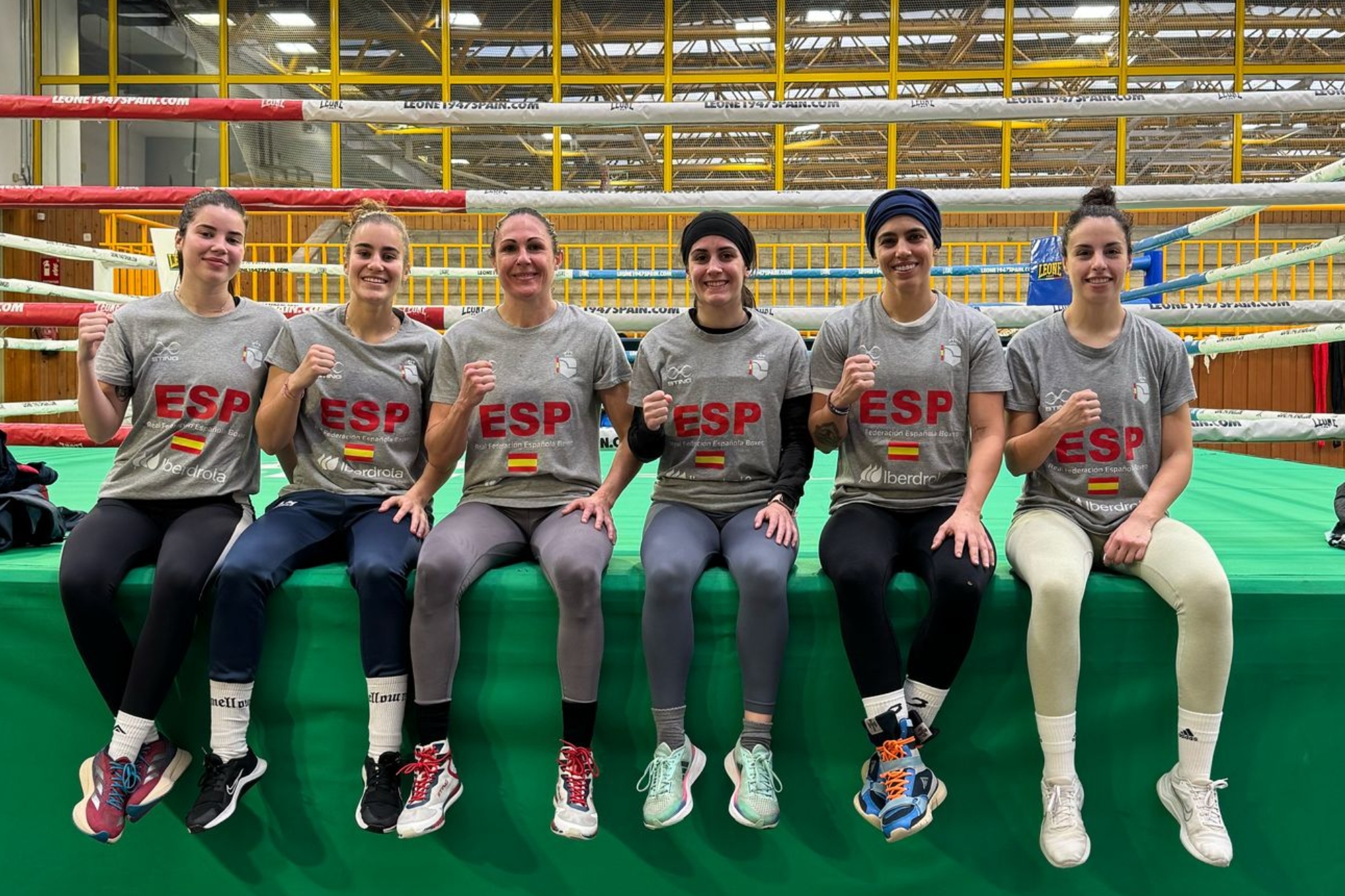 Almudena Álvarez junto al equipo femenino de boxeo del CAR de Madrid.