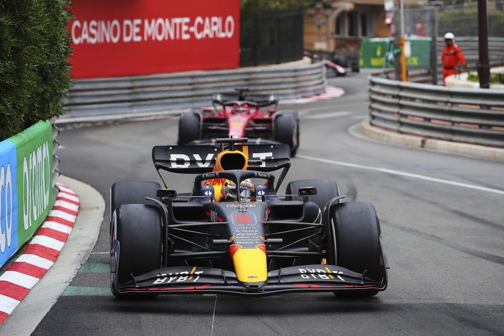 Monte-Carlo, Monaco-mayo 29: Max Verstappen de los Países Bajos líderes (1) Oracle Red Bull Racing RB18 Honda y Charles Leclerc de Monaco Driving (16) El Ferrari F1-75 durante el Gran Prix de F1 en el Circuito de Circuit Monaco en mayo en mayo 29, 2022 en Monte-Carlo, Monaco. (Foto de Eric Alonso / Getty Images) Max Verstappen y Charles Leclerc, 2022 Signature Season: Red Bull