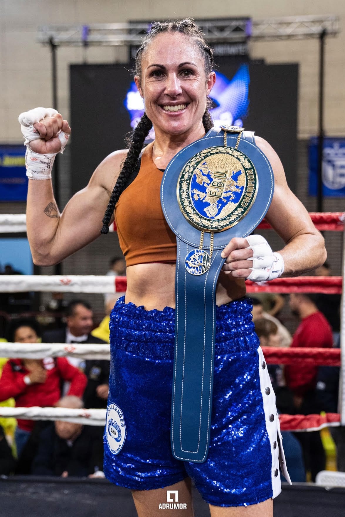 Almudena Álvarez, con el cinturón de campeona de Europa de peso superpluma.