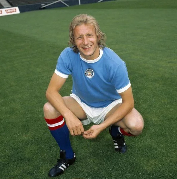 Denis Law, leyenda del United, jugando para el Manchester City