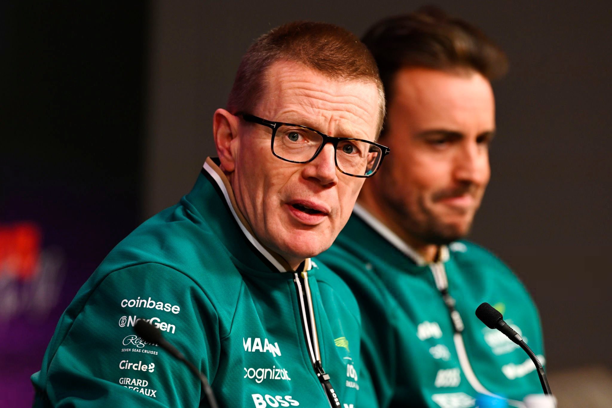 Andy Cowell, team principal de Aston Martin, y Alonso, en el F1 75 Live.
