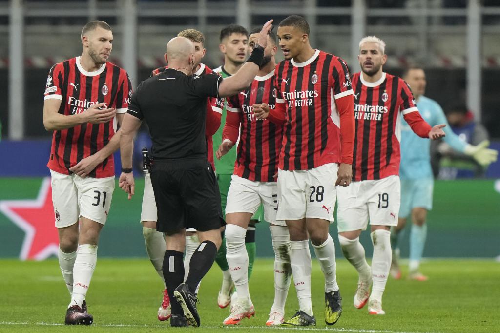 Los jugadores protestan la roja a Theo.