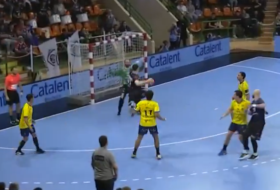 Un momento del partido entre el Limoges y el Bidasoa.